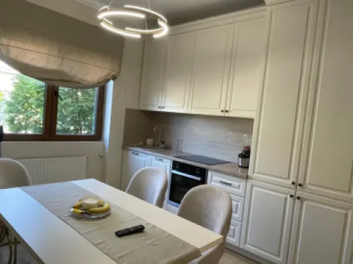 BRASADAS vinde ap 3 cam in casa in asociatie, semicentral.