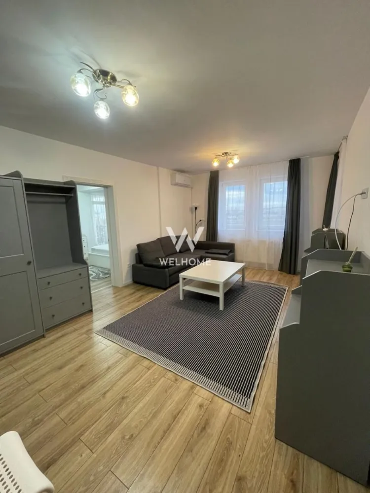 Apartament modern de închiriat – confort, lumină și funcționalitate - Vă propunem spre închiriere un apartament modern, situat într-un imobil nou, finalizat în 2022, amplasat într-o zonă bine conectată la oraș. Locuința este poziționată la etajul 1 și are o suprafață de aproximativ 60 mp, oferind un echilibru ideal între spațiu și confort. Apartamentul este semidecomandat, complet mobilat și utilat cu mobilier nou, fiind pregătit pentru mutare imediată. Zona de zi este luminoasă și aerisită, iar cele două balcoane adaugă un plus de deschidere și relaxare. Confortul este completat de aer condiționat, ideal pentru sezonul cald. Un avantaj important îl reprezintă cele două locuri de parcare, incluse, un beneficiu rar și foarte apreciat. O locuință potrivită pentru cei care caută un stil de viață modern, într-un bloc nou, cu facilități complete și un ambient plăcut. Preț: 500 €/lună + 50% comision Telefon: 0743030351 }}