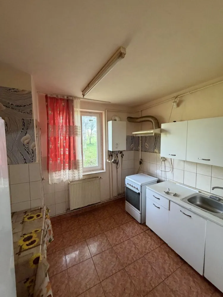 Apartament de vanzare -zona Soarelui - Se vinde apartament cu o cameră situat la parter, pe strada Ostrovului, bloc 8.

 Suprafață: 40 mp
 Compartimentare: decomandat
 Etaj: parter
 Necesită renovare
 Scară curată și liniștită

Ideală pentru locuit sau investiție (închiriere)
Zonă accesibilă
Preț negociabil