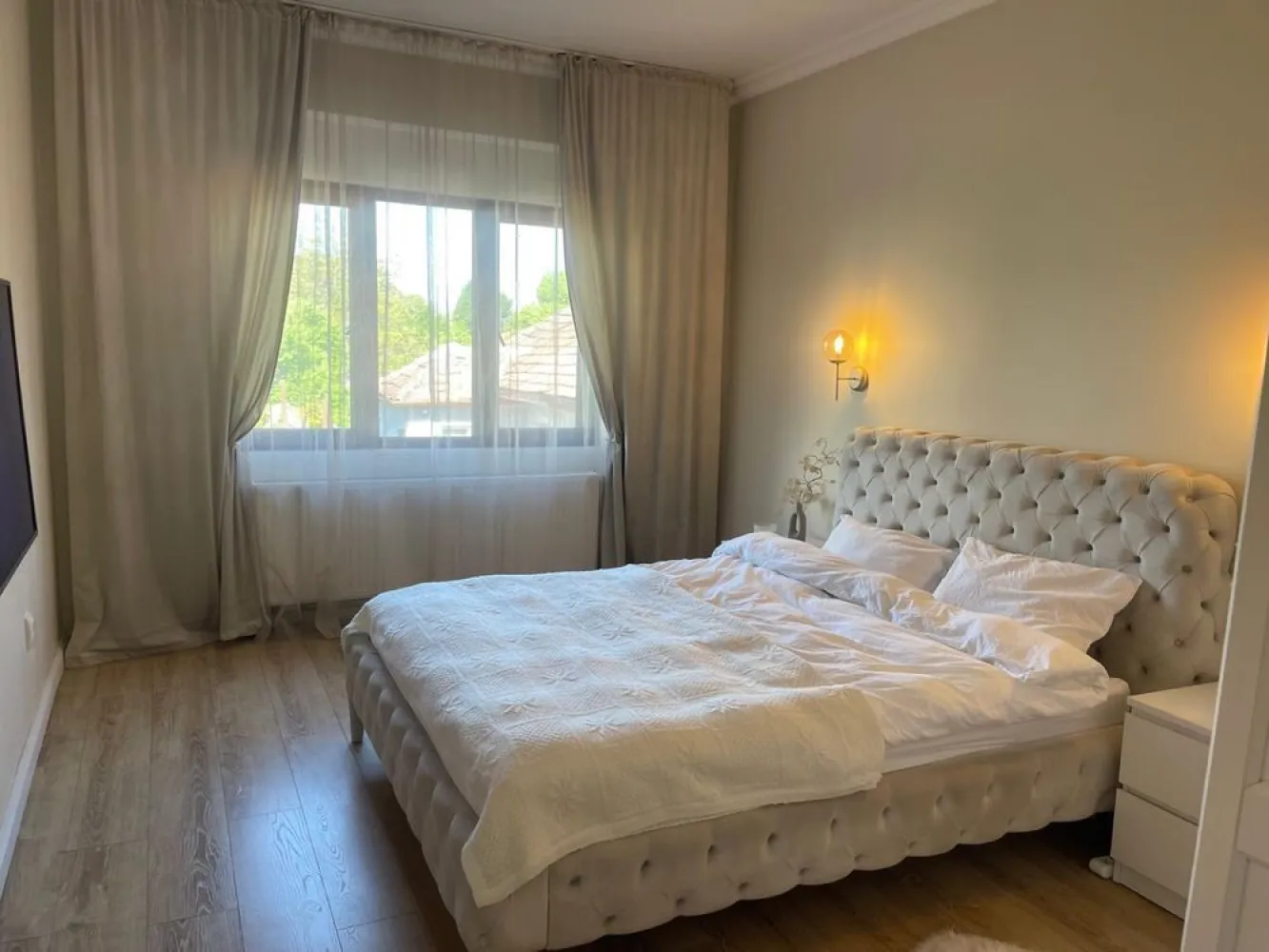 BRASADAS vinde ap 3 cam in casa in asociatie, semicentral. - Agentia inobiliara BRASADAS vinde apartament semicentral în casă în asociație cu doar 4 apartamente în construcție solidă ( 3 camere decomandate) situat la etajul 1/2.
Apartamentul cu suprafața utilă de 81mp este compus din 3 camere decomandate:1 living, un dormitor mare, un dormitor mic, bucătărie, baie, balcon.
În plus dispune de garaj, boxă beci și 
cota parte din grădină.
Casa este construită din cărămidă, fundație înaltă din beton, încălzire prin calorifere cu centrală proprie, instalație electrică nouă, geamuri termopan, aparat de aer condiționat, cuptor, plită, hotă, frigider, mașină de spălat rufe, mașină de spălat vase. 
Se vinde mobilat complet.
Www.brasadas.com.