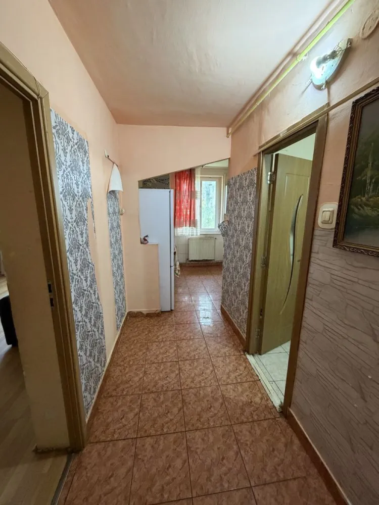Apartament de vanzare -zona Soarelui - Se vinde apartament cu o cameră situat la parter, pe strada Ostrovului, bloc 8.

 Suprafață: 40 mp
 Compartimentare: decomandat
 Etaj: parter
 Necesită renovare
 Scară curată și liniștită

Ideală pentru locuit sau investiție (închiriere)
Zonă accesibilă
Preț negociabil