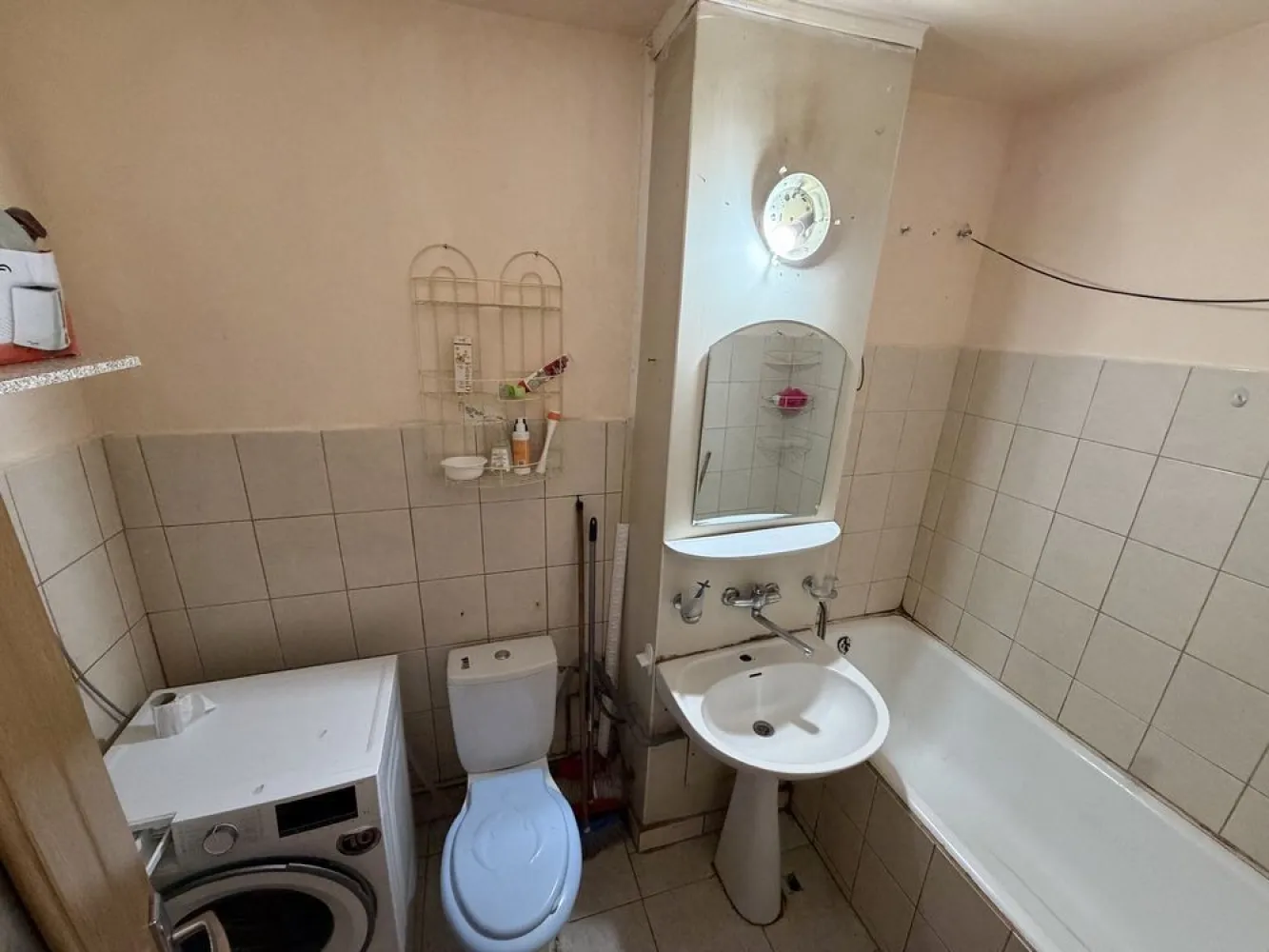 Apartament de vanzare -zona Soarelui - Se vinde apartament cu o cameră situat la parter, pe strada Ostrovului, bloc 8.

 Suprafață: 40 mp
 Compartimentare: decomandat
 Etaj: parter
 Necesită renovare
 Scară curată și liniștită

Ideală pentru locuit sau investiție (închiriere)
Zonă accesibilă
Preț negociabil