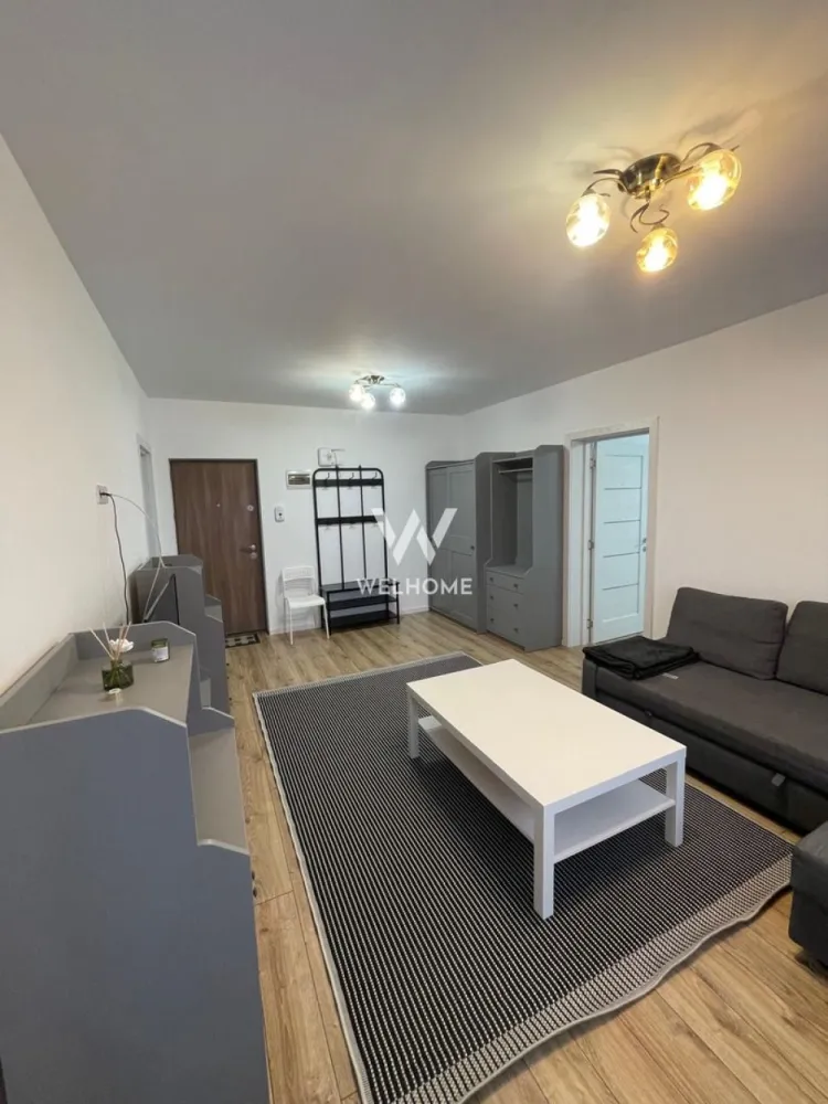 Apartament modern de închiriat – confort, lumină și funcționalitate - Vă propunem spre închiriere un apartament modern, situat într-un imobil nou, finalizat în 2022, amplasat într-o zonă bine conectată la oraș. Locuința este poziționată la etajul 1 și are o suprafață de aproximativ 60 mp, oferind un echilibru ideal între spațiu și confort. Apartamentul este semidecomandat, complet mobilat și utilat cu mobilier nou, fiind pregătit pentru mutare imediată. Zona de zi este luminoasă și aerisită, iar cele două balcoane adaugă un plus de deschidere și relaxare. Confortul este completat de aer condiționat, ideal pentru sezonul cald. Un avantaj important îl reprezintă cele două locuri de parcare, incluse, un beneficiu rar și foarte apreciat. O locuință potrivită pentru cei care caută un stil de viață modern, într-un bloc nou, cu facilități complete și un ambient plăcut. Preț: 500 €/lună + 50% comision Telefon: 0743030351 }}