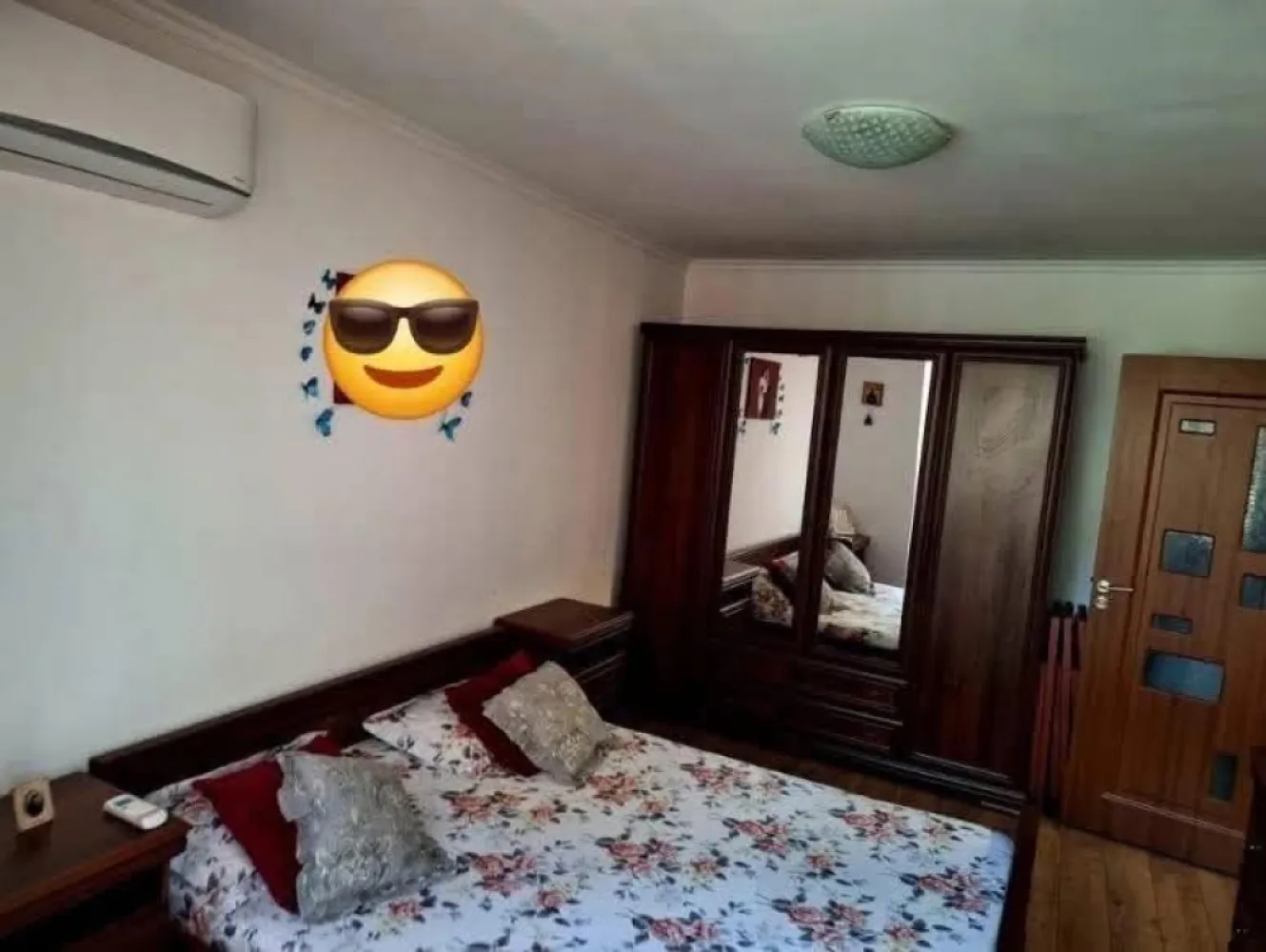 BRASADAS vinde ap 2 cam etaj 3/4 in Solidaritatii. - Agentia imobiliara BRASADAS vinde apartament 2 camere decomandat în Satu Mare – Zona Solidarității Complet mobilat si utilat | 56 mp | etaj 3/4, complet renovat!
Apartamentul se află la etajul 3 din 4 și are o suprafață utilă de 56 mp, fiind compartimentat eficient:
1 living luminos și spațios 
1 dormitor spațios
1 bucătărie spațioasă 
1 baie
2 balcoane: unul închis cu termopan și unul deschis.
Microcentrală proprie în stare excelentă calorifere noi inclusiv 2 suplimentar
Aer condiționat achiziționat anul trecut, cu garanție
Instalație electrică nouă
Zugrăvit complet în alb
Parchet laminat de calitate în ambele camere
Gresie în baie, bucătărie și hol
Geamuri termopan plase de țânțari la fiecare fereastră
Locație excelentă cartier liniștit, aproape de școli, magazine, mijloace de transport, parcuri și alte facilități.
Www.brasadas.com.