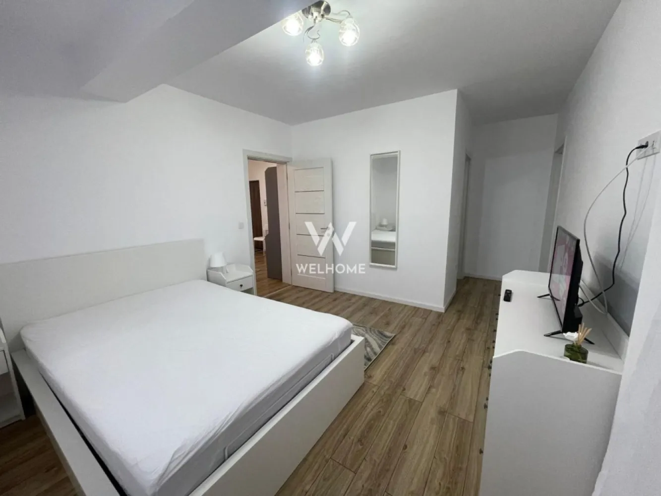 Apartament modern de închiriat – confort, lumină și funcționalitate - Vă propunem spre închiriere un apartament modern, situat într-un imobil nou, finalizat în 2022, amplasat într-o zonă bine conectată la oraș. Locuința este poziționată la etajul 1 și are o suprafață de aproximativ 60 mp, oferind un echilibru ideal între spațiu și confort. Apartamentul este semidecomandat, complet mobilat și utilat cu mobilier nou, fiind pregătit pentru mutare imediată. Zona de zi este luminoasă și aerisită, iar cele două balcoane adaugă un plus de deschidere și relaxare. Confortul este completat de aer condiționat, ideal pentru sezonul cald. Un avantaj important îl reprezintă cele două locuri de parcare, incluse, un beneficiu rar și foarte apreciat. O locuință potrivită pentru cei care caută un stil de viață modern, într-un bloc nou, cu facilități complete și un ambient plăcut. Preț: 500 €/lună + 50% comision Telefon: 0743030351 }}