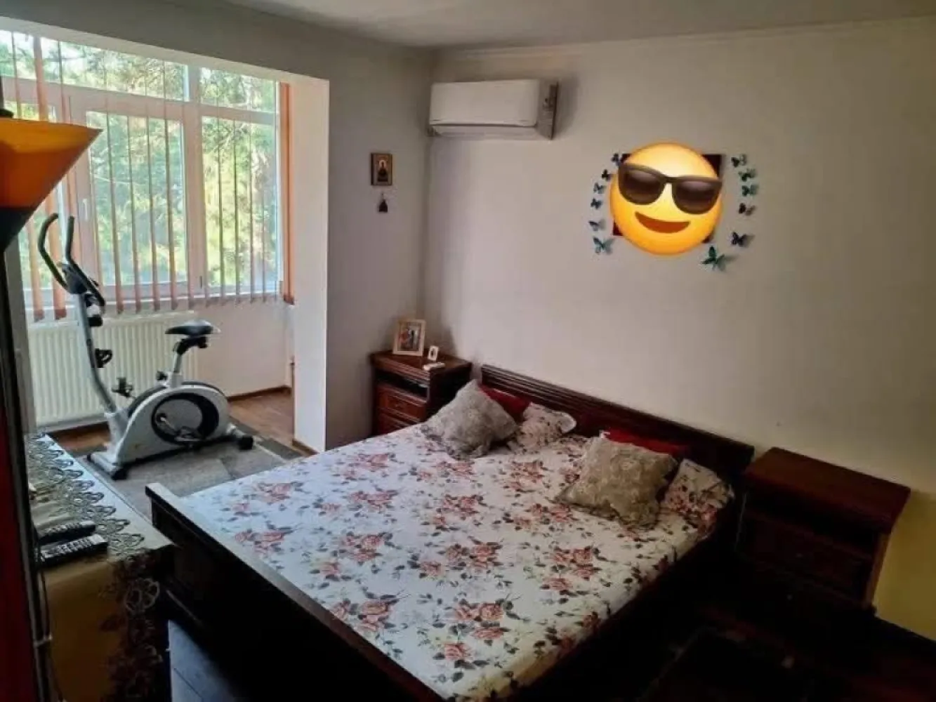 BRASADAS vinde ap 2 cam etaj 3/4 in Solidaritatii. - Agentia imobiliara BRASADAS vinde apartament 2 camere decomandat în Satu Mare – Zona Solidarității Complet mobilat si utilat | 56 mp | etaj 3/4, complet renovat!
Apartamentul se află la etajul 3 din 4 și are o suprafață utilă de 56 mp, fiind compartimentat eficient:
1 living luminos și spațios 
1 dormitor spațios
1 bucătărie spațioasă 
1 baie
2 balcoane: unul închis cu termopan și unul deschis.
Microcentrală proprie în stare excelentă calorifere noi inclusiv 2 suplimentar
Aer condiționat achiziționat anul trecut, cu garanție
Instalație electrică nouă
Zugrăvit complet în alb
Parchet laminat de calitate în ambele camere
Gresie în baie, bucătărie și hol
Geamuri termopan plase de țânțari la fiecare fereastră
Locație excelentă cartier liniștit, aproape de școli, magazine, mijloace de transport, parcuri și alte facilități.
Www.brasadas.com.