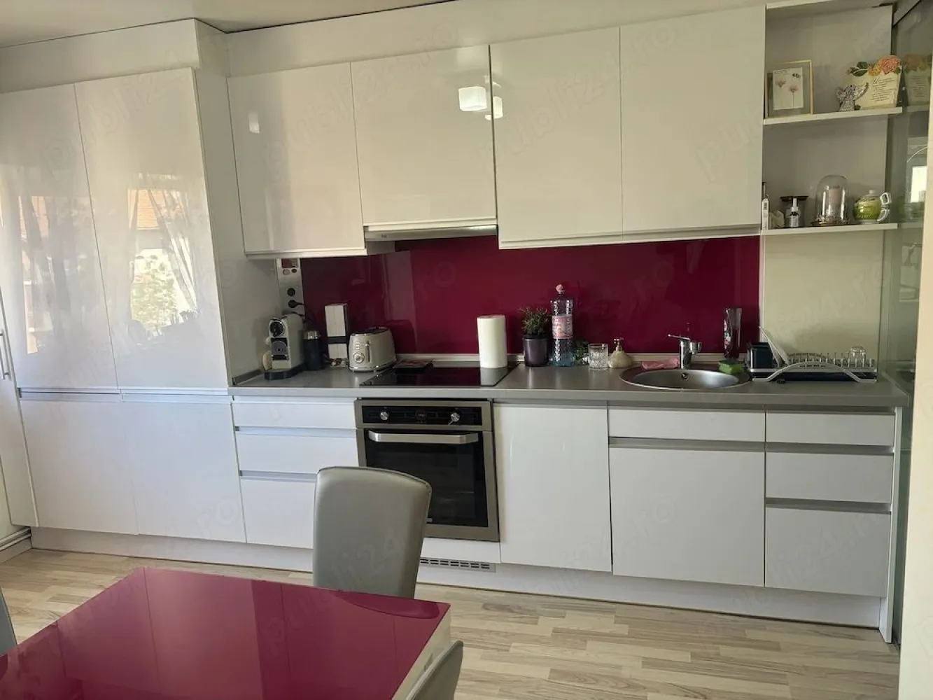 BRASADAS vinde ap 2 cam etaj 4/4 in Carpati 2. - Agentia imobiliara BRASADAS vinde apartament complet mobilat ,utilat electrocasnice incluse ,plita ,cuptor ,masina de spalat ,frigider ,TV ,masina de spalat vase ,centrala noua ,aer conditionat ! 
Perete de sticla despărțitor la bucatarie!
Apartamentul este in Carpați 2 si are suprafata de 58,2 mp.
Apartament decomandat ,compus din bucatarie foarte spatioasa ,hol complet mobilat ,sufragerie complet mobilata ,dormitor complet mobilat ,baie ,balcon ! 
Apartamentul se afla la etajul 4 din 4 ,acoperis nou ,scara curata si foarte linistita !
Parcare privata ,Beci inclus ! 
Www.brasadas.com.