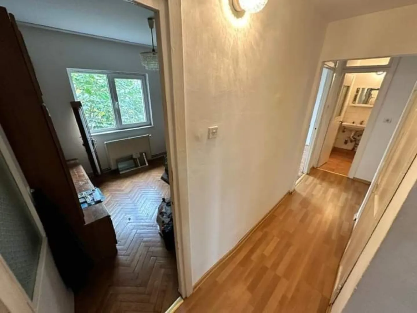 BRASADAS vinde ap 4 cam etaj 3/4 in Micro 16. - Agentia imobiliara BRASADAS vinde apartament cu 4 camere decomandate la etajul 3/4 cu bucatarie spatioaasa, cámara de alimente, doua bai, doua balcoane inchise cu termopan, geamuri termopan la toate camerele, centrala, usa de siguranta.
Www.brasadas.com.