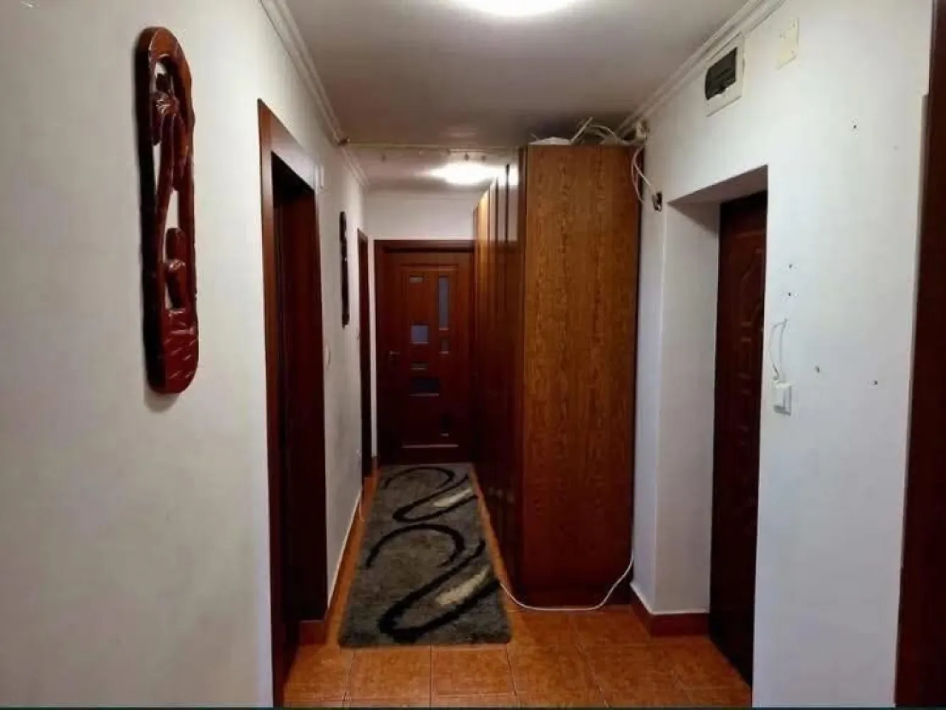 BRASADAS vinde ap 2 cam etaj 3/4 in Solidaritatii. - Agentia imobiliara BRASADAS vinde apartament 2 camere decomandat în Satu Mare – Zona Solidarității Complet mobilat si utilat | 56 mp | etaj 3/4, complet renovat!
Apartamentul se află la etajul 3 din 4 și are o suprafață utilă de 56 mp, fiind compartimentat eficient:
1 living luminos și spațios 
1 dormitor spațios
1 bucătărie spațioasă 
1 baie
2 balcoane: unul închis cu termopan și unul deschis.
Microcentrală proprie în stare excelentă calorifere noi inclusiv 2 suplimentar
Aer condiționat achiziționat anul trecut, cu garanție
Instalație electrică nouă
Zugrăvit complet în alb
Parchet laminat de calitate în ambele camere
Gresie în baie, bucătărie și hol
Geamuri termopan plase de țânțari la fiecare fereastră
Locație excelentă cartier liniștit, aproape de școli, magazine, mijloace de transport, parcuri și alte facilități.
Www.brasadas.com.