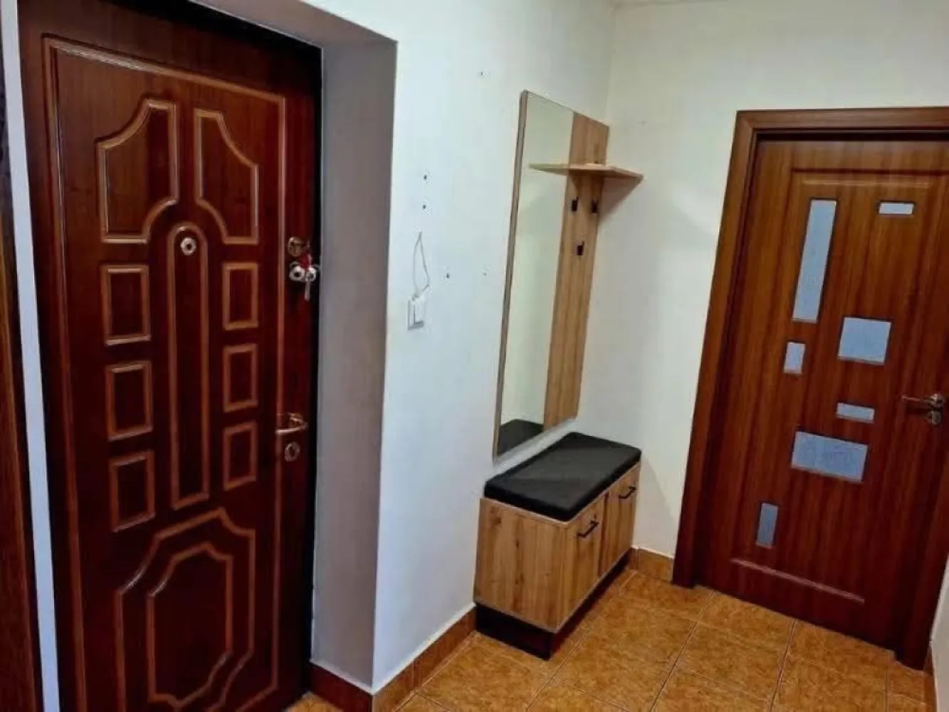 BRASADAS vinde ap 2 cam etaj 3/4 in Solidaritatii. - Agentia imobiliara BRASADAS vinde apartament 2 camere decomandat în Satu Mare – Zona Solidarității Complet mobilat si utilat | 56 mp | etaj 3/4, complet renovat!
Apartamentul se află la etajul 3 din 4 și are o suprafață utilă de 56 mp, fiind compartimentat eficient:
1 living luminos și spațios 
1 dormitor spațios
1 bucătărie spațioasă 
1 baie
2 balcoane: unul închis cu termopan și unul deschis.
Microcentrală proprie în stare excelentă calorifere noi inclusiv 2 suplimentar
Aer condiționat achiziționat anul trecut, cu garanție
Instalație electrică nouă
Zugrăvit complet în alb
Parchet laminat de calitate în ambele camere
Gresie în baie, bucătărie și hol
Geamuri termopan plase de țânțari la fiecare fereastră
Locație excelentă cartier liniștit, aproape de școli, magazine, mijloace de transport, parcuri și alte facilități.
Www.brasadas.com.