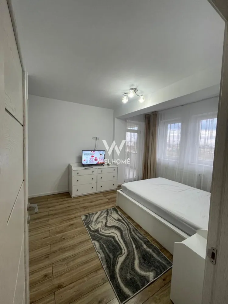 Apartament modern de închiriat – confort, lumină și funcționalitate - Vă propunem spre închiriere un apartament modern, situat într-un imobil nou, finalizat în 2022, amplasat într-o zonă bine conectată la oraș. Locuința este poziționată la etajul 1 și are o suprafață de aproximativ 60 mp, oferind un echilibru ideal între spațiu și confort. Apartamentul este semidecomandat, complet mobilat și utilat cu mobilier nou, fiind pregătit pentru mutare imediată. Zona de zi este luminoasă și aerisită, iar cele două balcoane adaugă un plus de deschidere și relaxare. Confortul este completat de aer condiționat, ideal pentru sezonul cald. Un avantaj important îl reprezintă cele două locuri de parcare, incluse, un beneficiu rar și foarte apreciat. O locuință potrivită pentru cei care caută un stil de viață modern, într-un bloc nou, cu facilități complete și un ambient plăcut. Preț: 500 €/lună + 50% comision Telefon: 0743030351 }}