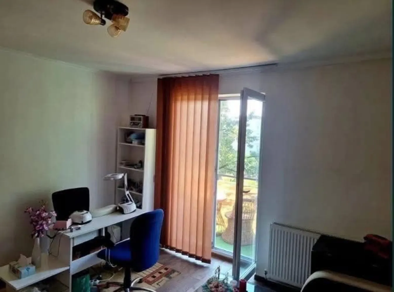 BRASADAS vinde ap 2 cam etaj 3/4 in Solidaritatii. - Agentia imobiliara BRASADAS vinde apartament 2 camere decomandat în Satu Mare – Zona Solidarității Complet mobilat si utilat | 56 mp | etaj 3/4, complet renovat!
Apartamentul se află la etajul 3 din 4 și are o suprafață utilă de 56 mp, fiind compartimentat eficient:
1 living luminos și spațios 
1 dormitor spațios
1 bucătărie spațioasă 
1 baie
2 balcoane: unul închis cu termopan și unul deschis.
Microcentrală proprie în stare excelentă calorifere noi inclusiv 2 suplimentar
Aer condiționat achiziționat anul trecut, cu garanție
Instalație electrică nouă
Zugrăvit complet în alb
Parchet laminat de calitate în ambele camere
Gresie în baie, bucătărie și hol
Geamuri termopan plase de țânțari la fiecare fereastră
Locație excelentă cartier liniștit, aproape de școli, magazine, mijloace de transport, parcuri și alte facilități.
Www.brasadas.com.