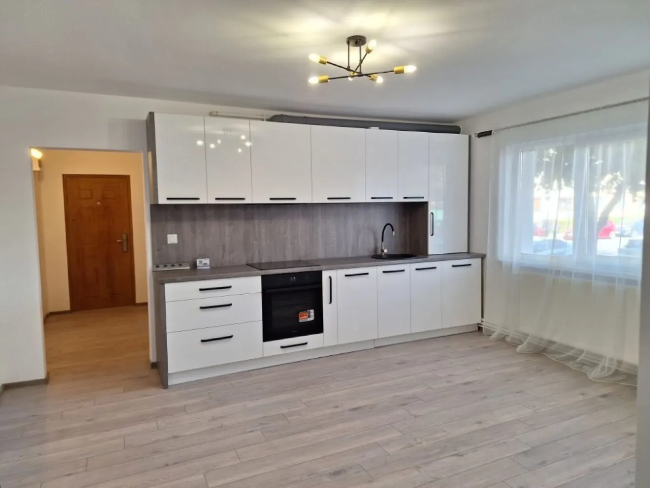 Vând apartament în micro 16 - Vând apartament 2 camere decomandate (modificat 2 dormitoare și un living cu bucatarie) situat în mijlocul cartierului micro 16. Blocul e din beton,izolat in exterior și în interior sub pardoseala. Renovat în totalitate: instalație curent, încălzire, canalizare legat separat ,gresie și faianță, parchet laminat, geamuri termopane, usa de intrare și din interior. Ca dotare mobila hol, baie și bucătărie cu electrocasnice noi( plita,cuptor, hota). Rămâne utilat cum se vede în fotografii. Nu doresc colaborare cu agenți imobiliari!!!