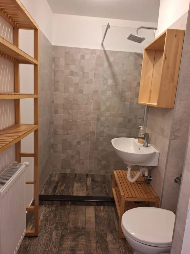 Vând apartament în micro 16 - Vând apartament 2 camere decomandate (modificat 2 dormitoare și un living cu bucatarie) situat în mijlocul cartierului micro 16. Blocul e din beton,izolat in exterior și în interior sub pardoseala. Renovat în totalitate: instalație curent, încălzire, canalizare legat separat ,gresie și faianță, parchet laminat, geamuri termopane, usa de intrare și din interior. Ca dotare mobila hol, baie și bucătărie cu electrocasnice noi( plita,cuptor, hota). Rămâne utilat cum se vede în fotografii. Nu doresc colaborare cu agenți imobiliari!!!