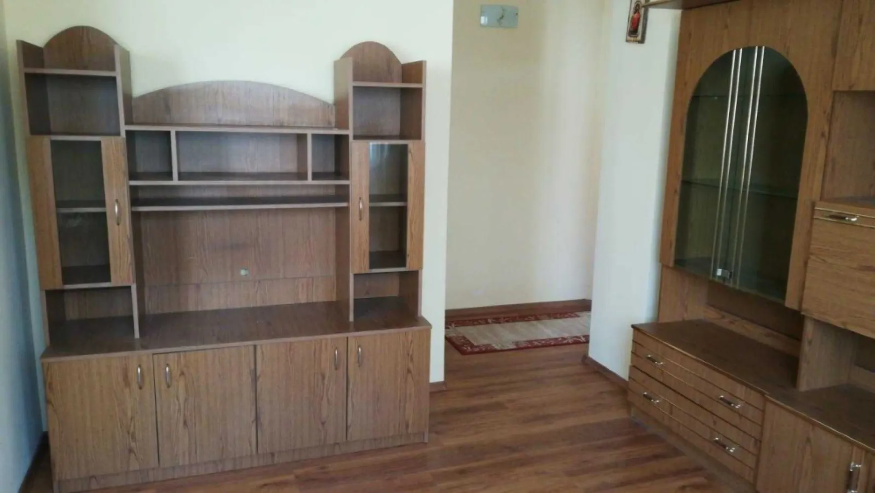 BRASADAS vinde ap 2 cam + living etaj 2 in zona Pta Romana. - Agenția imobiliara BRASADAS vinde apartament cu două camere decomandate și living open space cu bucătărie, situat în Satu Mare, în Piața Romana.

Apartamentul are o suprafață utilă de 57 mp și este situat la etajul 2. Compartimentarea este una foarte practică, având o zonă de zi formată din livingul open space unit cu bucătăria, spațiu din care se iese direct pe balcon. Zona de noapte este complet separată și este compusă din două camere decomandate, oferind liniște și intimitate.

Locuința este curată, bine întreținută și este dotată cu centrală termică proprie. Interiorul este pregătit pentru a fi locuit sau personalizat după bunul plac al noului proprietar.

Toate actele sunt la zi, proprietatea este liberă de sarcini și se acceptă atât plata cash, cât și prin credit bancar.

Www.brasadas.com.