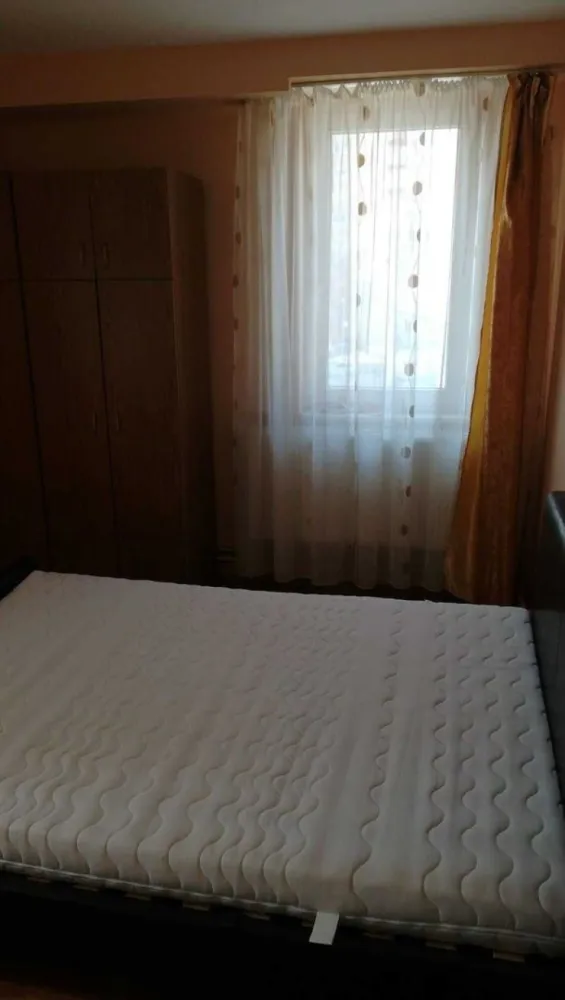 BRASADAS vinde ap 2 cam + living etaj 2 in zona Pta Romana. - Agenția imobiliara BRASADAS vinde apartament cu două camere decomandate și living open space cu bucătărie, situat în Satu Mare, în Piața Romana.

Apartamentul are o suprafață utilă de 57 mp și este situat la etajul 2. Compartimentarea este una foarte practică, având o zonă de zi formată din livingul open space unit cu bucătăria, spațiu din care se iese direct pe balcon. Zona de noapte este complet separată și este compusă din două camere decomandate, oferind liniște și intimitate.

Locuința este curată, bine întreținută și este dotată cu centrală termică proprie. Interiorul este pregătit pentru a fi locuit sau personalizat după bunul plac al noului proprietar.

Toate actele sunt la zi, proprietatea este liberă de sarcini și se acceptă atât plata cash, cât și prin credit bancar.

Www.brasadas.com.