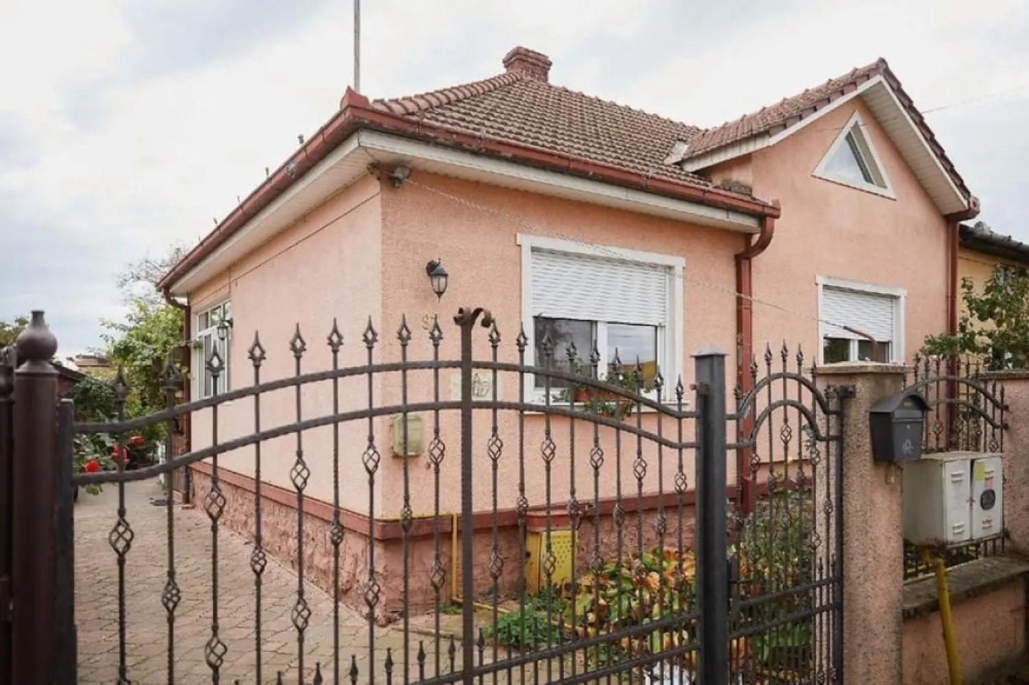 BRASADAS vinde casa individuala zona Careiului. - Agenția imobiliara BRASADAS vinde casa cu potențial ridicat rezidențial sau comercial în zona Careiului. 

Detalii proprietate:
*suprafața utilă 70 mp
*2 camere
*o baie
*bucatarie+cămară
*terasă

Curte și grădină 1000 mp, spațiu generos pentru familie și timp liber.

Dotări :
*geamuri termopan
*centrală pe gaz
*termosemineu pe lemne
*sistem fotovoltaic, care reduce semnificativ costurile energetice.

O locuință întreținută, gata de mutare sau renovare după gust.

Www.brasadas.com.