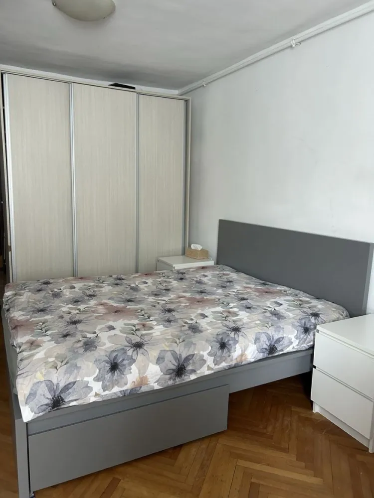 De vanzare garsoniera. PROPRIETAR - Se vinde garsoniera pe str. Ostrovului blocul de langa podul nou, situata la etajul 1, intr-un bloc cu 4 etaje. Locuinta este bine intretinuta si are costuri foarte mici la intretinere.

Dispune de:
• bucatarie mobilata
• baie cu dus
• spatii de depozitare
• pat

 Instalatia electrica este complet refacuta
Incalzire prin centrala proprie pe gaz 

Se vinde fara electrocasnice (ramane doar plita care este pe curent)

NU VREAU SA COLABOREZ CU AGENTII

zero7535sase673patru