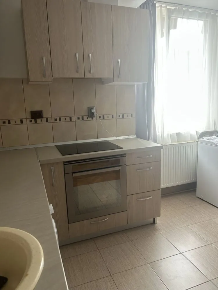 De vanzare garsoniera. PROPRIETAR - Se vinde garsoniera pe str. Ostrovului blocul de langa podul nou, situata la etajul 1, intr-un bloc cu 4 etaje. Locuinta este bine intretinuta si are costuri foarte mici la intretinere.

Dispune de:
• bucatarie mobilata
• baie cu dus
• spatii de depozitare
• pat

 Instalatia electrica este complet refacuta
Incalzire prin centrala proprie pe gaz 

Se vinde fara electrocasnice (ramane doar plita care este pe curent)

NU VREAU SA COLABOREZ CU AGENTII

zero7535sase673patru