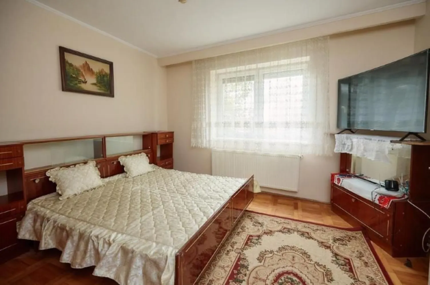 BRASADAS vinde casa individuala zona Careiului. - Agenția imobiliara BRASADAS vinde casa cu potențial ridicat rezidențial sau comercial în zona Careiului. 

Detalii proprietate:
*suprafața utilă 70 mp
*2 camere
*o baie
*bucatarie+cămară
*terasă

Curte și grădină 1000 mp, spațiu generos pentru familie și timp liber.

Dotări :
*geamuri termopan
*centrală pe gaz
*termosemineu pe lemne
*sistem fotovoltaic, care reduce semnificativ costurile energetice.

O locuință întreținută, gata de mutare sau renovare după gust.

Www.brasadas.com.