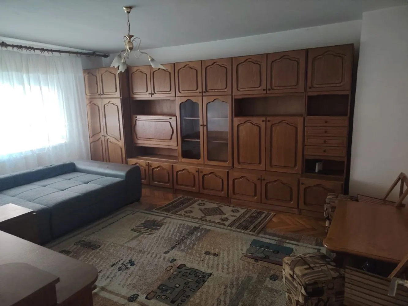 BRASADAS vinde ap 3 cam la PARTER in Carpați 2. - Agenția imobiliara BRASADAS vinde apartament cu 3 camere, decomandat, în Carpați 2, pe strada Cibinului, la parterul unui bloc cu 4 etaje, din cărămidă, având o suprafață utilă de 76 mp.
Compartimentare:
3 camere, 2 băi, Bucătărie, 2 holuri, Debara, Beci la subsol 
Imobilul are ca dotări: geamuri termopan, ușă metalică. Intrarea în scara blocului se face pe bază de interfon. Apartamentul se vinde așa cum se vede în imagini. 
Este ideal pentru uz propriu sau investiție.
Www.brasadas.com.