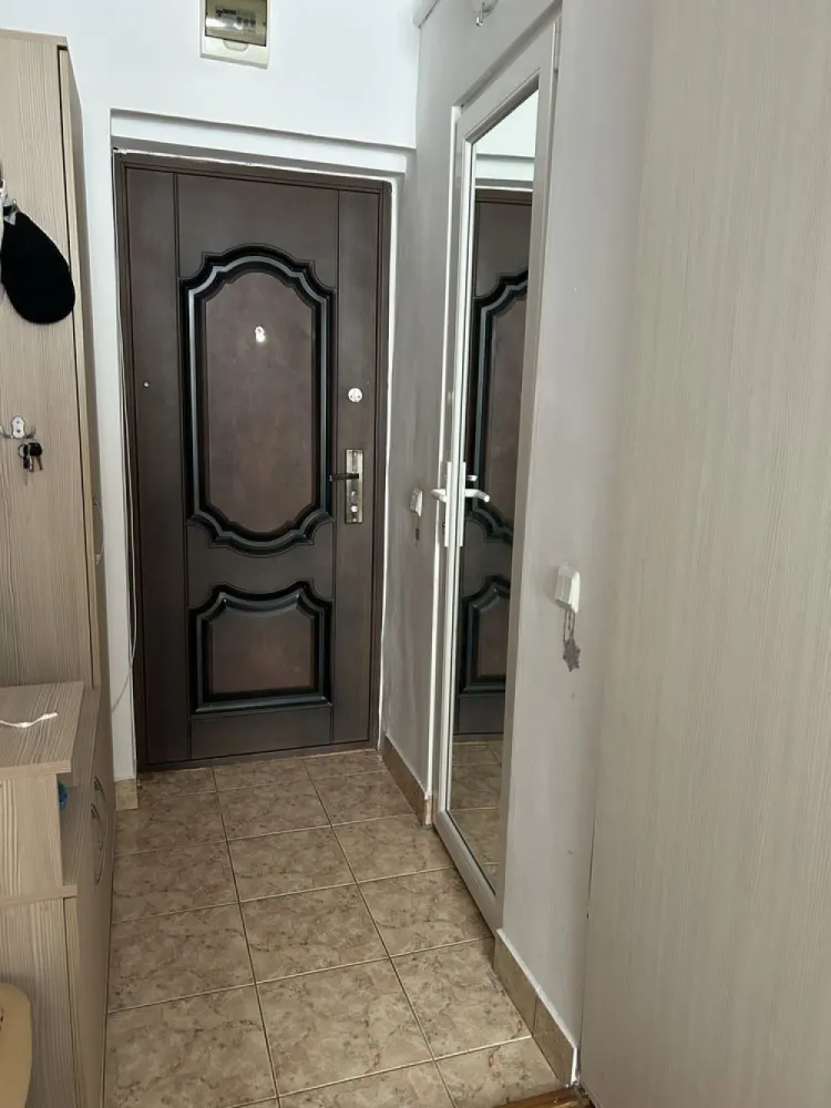 De vanzare garsoniera. PROPRIETAR - Se vinde garsoniera pe str. Ostrovului blocul de langa podul nou, situata la etajul 1, intr-un bloc cu 4 etaje. Locuinta este bine intretinuta si are costuri foarte mici la intretinere.

Dispune de:
• bucatarie mobilata
• baie cu dus
• spatii de depozitare
• pat

 Instalatia electrica este complet refacuta
Incalzire prin centrala proprie pe gaz 

Se vinde fara electrocasnice (ramane doar plita care este pe curent)

NU VREAU SA COLABOREZ CU AGENTII

zero7535sase673patru