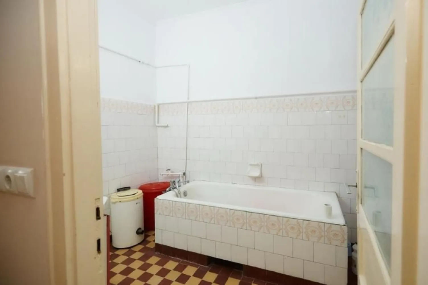 BRASADAS vinde casa individuala zona Careiului. - Agenția imobiliara BRASADAS vinde casa cu potențial ridicat rezidențial sau comercial în zona Careiului. 

Detalii proprietate:
*suprafața utilă 70 mp
*2 camere
*o baie
*bucatarie+cămară
*terasă

Curte și grădină 1000 mp, spațiu generos pentru familie și timp liber.

Dotări :
*geamuri termopan
*centrală pe gaz
*termosemineu pe lemne
*sistem fotovoltaic, care reduce semnificativ costurile energetice.

O locuință întreținută, gata de mutare sau renovare după gust.

Www.brasadas.com.