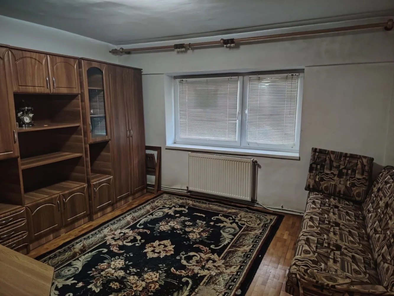 BRASADAS vinde ap 3 cam la PARTER in Carpați 2. - Agenția imobiliara BRASADAS vinde apartament cu 3 camere, decomandat, în Carpați 2, pe strada Cibinului, la parterul unui bloc cu 4 etaje, din cărămidă, având o suprafață utilă de 76 mp.
Compartimentare:
3 camere, 2 băi, Bucătărie, 2 holuri, Debara, Beci la subsol 
Imobilul are ca dotări: geamuri termopan, ușă metalică. Intrarea în scara blocului se face pe bază de interfon. Apartamentul se vinde așa cum se vede în imagini. 
Este ideal pentru uz propriu sau investiție.
Www.brasadas.com.