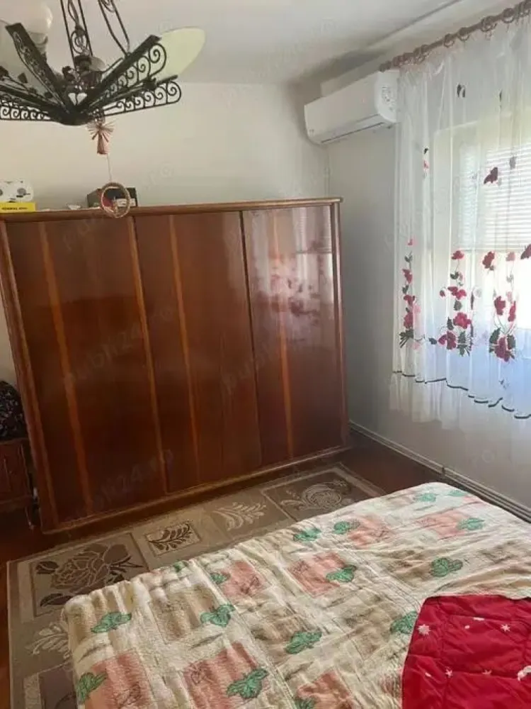 BRASADAS vinde ap 2 cam etaj 3/4 in Micro 17. - Agenția imobiliara BRASADAS vinde apartament cu 2 camere situat in cartierul Micro 17 prima etapă, la etajul 3 din 4. Apartamentul are o suprafață utilă de 60 mp și este compartimentat eficient, ideal pentru un cuplu, o persoană singură sau investiție în scop rezidențial sau închiriere. Apartamentul este dotat și mobilat, aer condiționat, loc de parcare asigurat în curtea blocului.
Compartimentare:

1 dormitor
1 sufragerie
1 baie
1 hol
Apartamentul este luminos, într-o zonă liniștită, aproape de toate facilitățile necesare ideal pentru o familie tânără.

Avantaje și puncte de interes din zonă
Aproape de piață, stație RATP, școli și grădiniță, creșă
Acces rapid către centru și alte zone importante din oraș, fiind situat în proximitatea podului Transilvania

Www.brasadas.com.