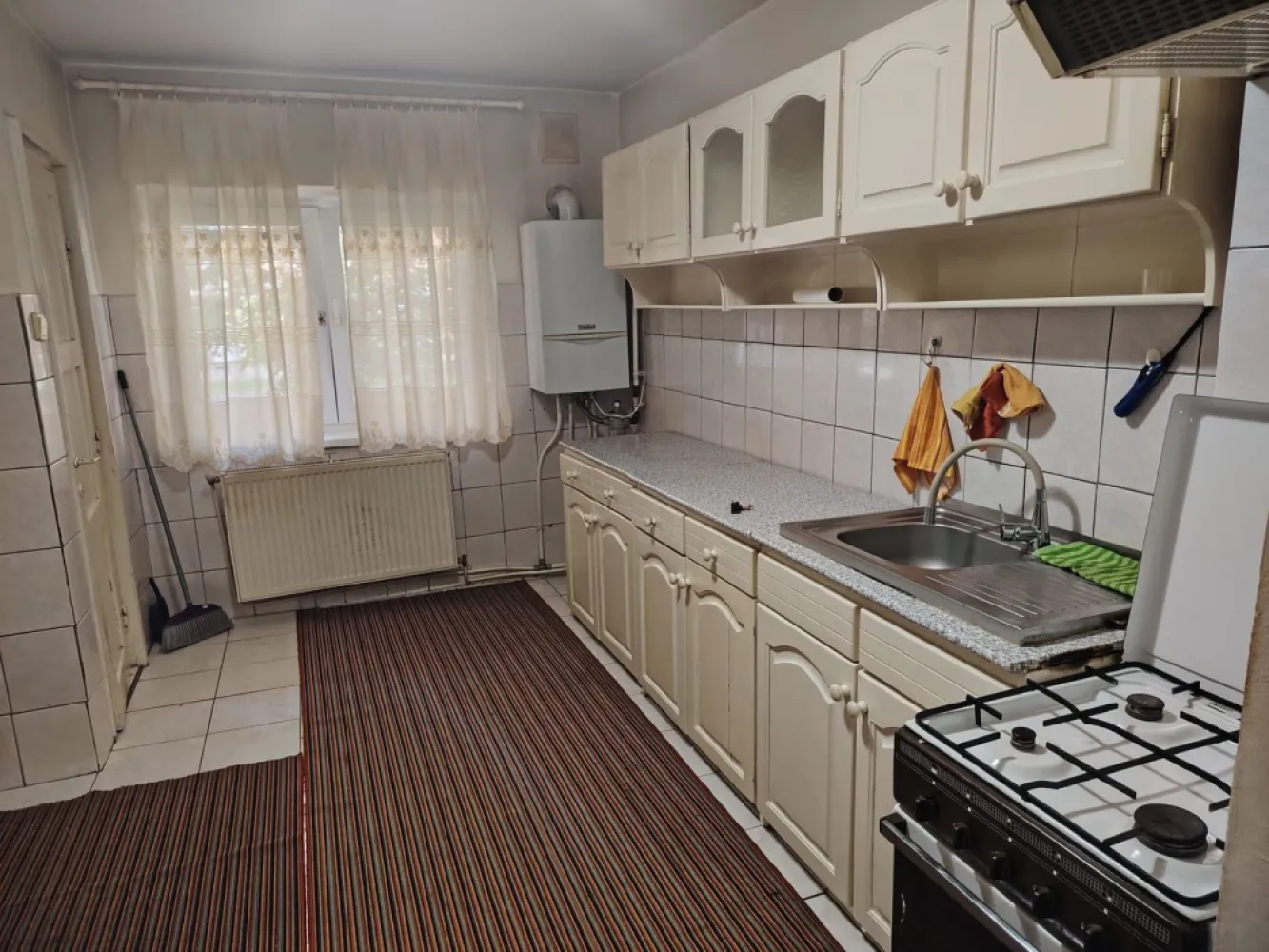 BRASADAS vinde ap 3 cam la PARTER in Carpați 2. - Agenția imobiliara BRASADAS vinde apartament cu 3 camere, decomandat, în Carpați 2, pe strada Cibinului, la parterul unui bloc cu 4 etaje, din cărămidă, având o suprafață utilă de 76 mp.
Compartimentare:
3 camere, 2 băi, Bucătărie, 2 holuri, Debara, Beci la subsol 
Imobilul are ca dotări: geamuri termopan, ușă metalică. Intrarea în scara blocului se face pe bază de interfon. Apartamentul se vinde așa cum se vede în imagini. 
Este ideal pentru uz propriu sau investiție.
Www.brasadas.com.