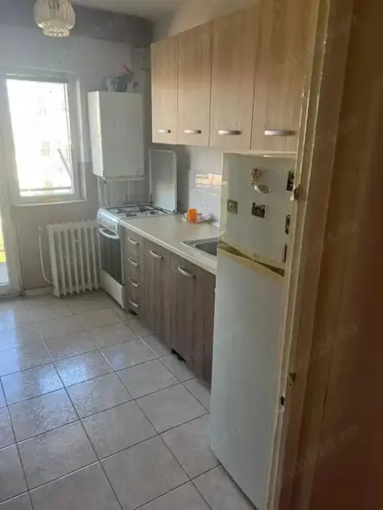 BRASADAS vinde ap 2 cam etaj 3/4 in Micro 17. - Agenția imobiliara BRASADAS vinde apartament cu 2 camere situat in cartierul Micro 17 prima etapă, la etajul 3 din 4. Apartamentul are o suprafață utilă de 60 mp și este compartimentat eficient, ideal pentru un cuplu, o persoană singură sau investiție în scop rezidențial sau închiriere. Apartamentul este dotat și mobilat, aer condiționat, loc de parcare asigurat în curtea blocului.
Compartimentare:

1 dormitor
1 sufragerie
1 baie
1 hol
Apartamentul este luminos, într-o zonă liniștită, aproape de toate facilitățile necesare ideal pentru o familie tânără.

Avantaje și puncte de interes din zonă
Aproape de piață, stație RATP, școli și grădiniță, creșă
Acces rapid către centru și alte zone importante din oraș, fiind situat în proximitatea podului Transilvania

Www.brasadas.com.
