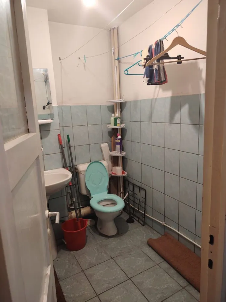 BRASADAS vinde ap 3 cam la PARTER in Carpați 2. - Agenția imobiliara BRASADAS vinde apartament cu 3 camere, decomandat, în Carpați 2, pe strada Cibinului, la parterul unui bloc cu 4 etaje, din cărămidă, având o suprafață utilă de 76 mp.
Compartimentare:
3 camere, 2 băi, Bucătărie, 2 holuri, Debara, Beci la subsol 
Imobilul are ca dotări: geamuri termopan, ușă metalică. Intrarea în scara blocului se face pe bază de interfon. Apartamentul se vinde așa cum se vede în imagini. 
Este ideal pentru uz propriu sau investiție.
Www.brasadas.com.