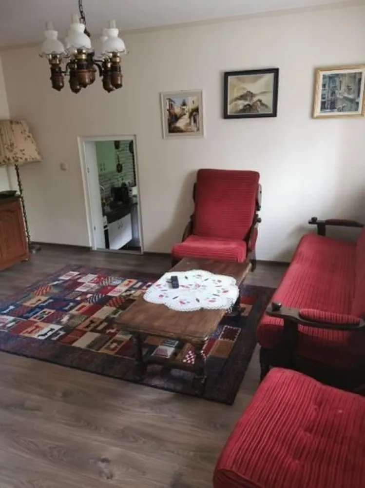 Proprietar vand casa 14 Mai - Proprietar

Vând casă tip P+1, situată într-o zonă liniștită din cartierul 14 Mai.

Imobilul are suprafața de 176 mp, este construit din cărămidă, cu fundație din piatră și beton, având acoperiș din țiglă. 

Proprietatea dispune de teren în suprafață de 507 mp ,cu front stradal generos de 28 m, acces auto în curte și garaj.

Compartimentare casa principala

Parter:

* Living

* Bucătărie 

* Baie

* Hol

* Casa scării

Etaj:

* 2 camere

* Terasa

* Balcon

* Hol

* Casa scării

Compartimentare casa secundara

* Living

* Bucătărie

* Dormitor

* Baie

* Hol

În curte se află un garaj construit din cărămidă, iar utilitățile sunt contorizate individual. Mențiune: partea din față a casei nu este racordată la centrala termică.

Proprietatea include și un beci betonat, uscat, cu suprafața de 22 mp.

Finisaje și dotări:

* gresie și faianță

* parchet din lemn masiv și lamelar, bine întreținut

* geamuri termopan parțial

* centrală termică

* necesită modernizare 

Preț: 129.000 EUR

Pentru informații suplimentare și vizionare, contact direct proprietar la (0745) 313 056.