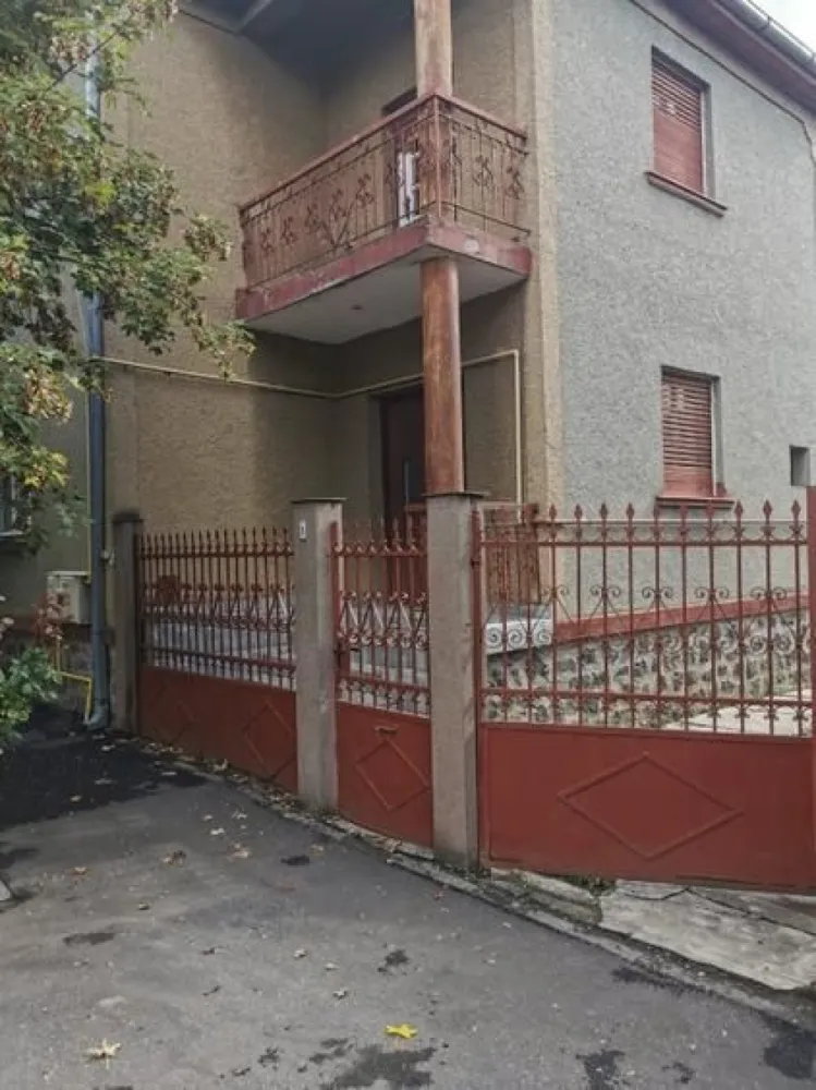 Proprietar vand casa 14 Mai - Proprietar

Vând casă tip P+1, situată într-o zonă liniștită din cartierul 14 Mai.

Imobilul are suprafața de 176 mp, este construit din cărămidă, cu fundație din piatră și beton, având acoperiș din țiglă. 

Proprietatea dispune de teren în suprafață de 507 mp ,cu front stradal generos de 28 m, acces auto în curte și garaj.

Compartimentare casa principala

Parter:

* Living

* Bucătărie 

* Baie

* Hol

* Casa scării

Etaj:

* 2 camere

* Terasa

* Balcon

* Hol

* Casa scării

Compartimentare casa secundara

* Living

* Bucătărie

* Dormitor

* Baie

* Hol

În curte se află un garaj construit din cărămidă, iar utilitățile sunt contorizate individual. Mențiune: partea din față a casei nu este racordată la centrala termică.

Proprietatea include și un beci betonat, uscat, cu suprafața de 22 mp.

Finisaje și dotări:

* gresie și faianță

* parchet din lemn masiv și lamelar, bine întreținut

* geamuri termopan parțial

* centrală termică

* necesită modernizare 

Preț: 129.000 EUR

Pentru informații suplimentare și vizionare, contact direct proprietar la (0745) 313 056.