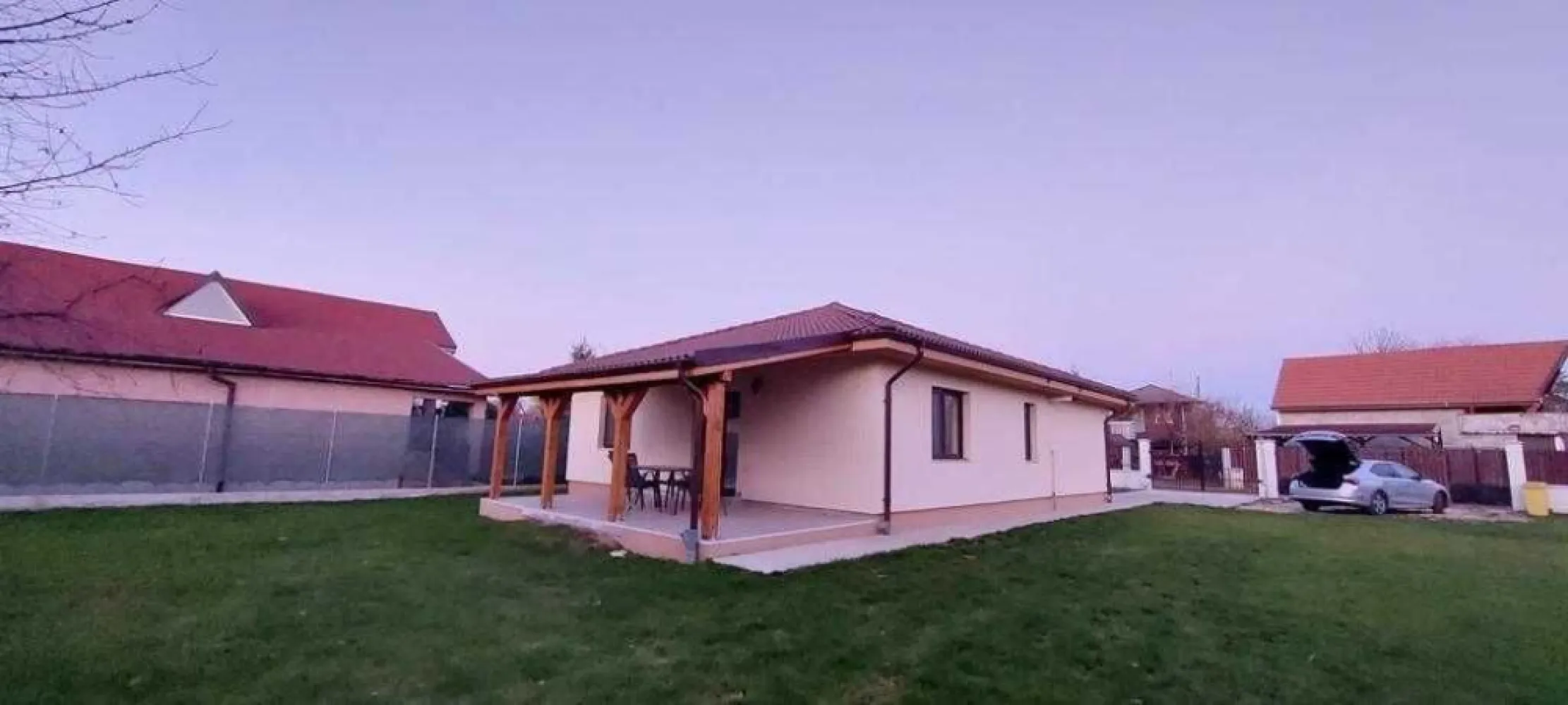 Vând casă în Satu Mare, zona Bercu Roșu - Vând casă parter, Drumul Frunzelor, situată aproape de centrul orașului. Terenul are 5 arii. Casa este alcătuită din: hol, living+bucătărie, trei dormitoare, două băi, terasă spațioasă și grătar de grădină. Casa are încălzire în pardoseală.