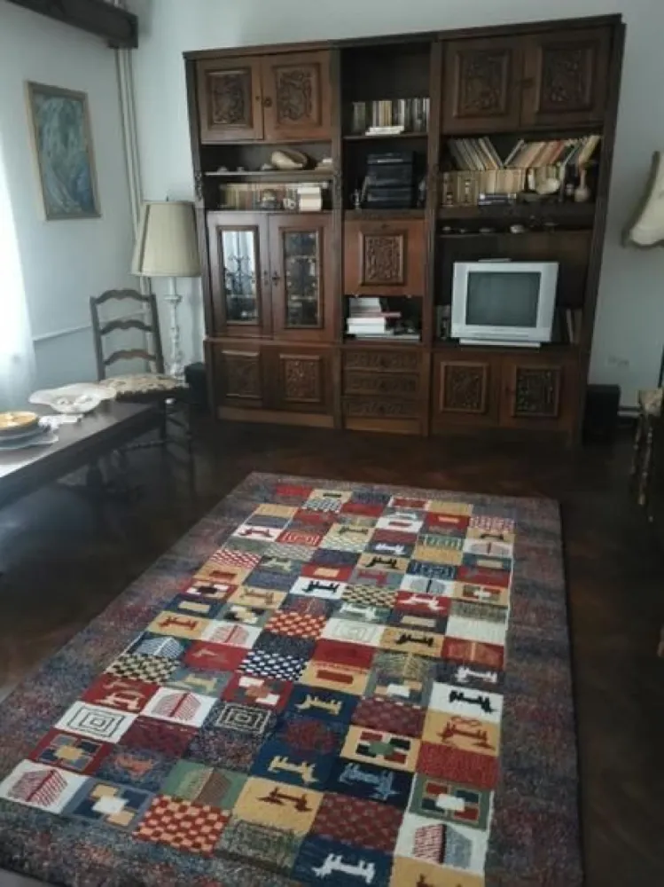 Proprietar vand casa 14 Mai - Proprietar

Vând casă tip P+1, situată într-o zonă liniștită din cartierul 14 Mai.

Imobilul are suprafața de 176 mp, este construit din cărămidă, cu fundație din piatră și beton, având acoperiș din țiglă. 

Proprietatea dispune de teren în suprafață de 507 mp ,cu front stradal generos de 28 m, acces auto în curte și garaj.

Compartimentare casa principala

Parter:

* Living

* Bucătărie 

* Baie

* Hol

* Casa scării

Etaj:

* 2 camere

* Terasa

* Balcon

* Hol

* Casa scării

Compartimentare casa secundara

* Living

* Bucătărie

* Dormitor

* Baie

* Hol

În curte se află un garaj construit din cărămidă, iar utilitățile sunt contorizate individual. Mențiune: partea din față a casei nu este racordată la centrala termică.

Proprietatea include și un beci betonat, uscat, cu suprafața de 22 mp.

Finisaje și dotări:

* gresie și faianță

* parchet din lemn masiv și lamelar, bine întreținut

* geamuri termopan parțial

* centrală termică

* necesită modernizare 

Preț: 129.000 EUR

Pentru informații suplimentare și vizionare, contact direct proprietar la (0745) 313 056.