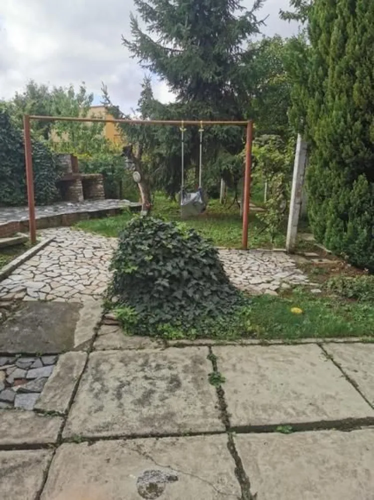 Proprietar vand casa 14 Mai - Proprietar

Vând casă tip P+1, situată într-o zonă liniștită din cartierul 14 Mai.

Imobilul are suprafața de 176 mp, este construit din cărămidă, cu fundație din piatră și beton, având acoperiș din țiglă. 

Proprietatea dispune de teren în suprafață de 507 mp ,cu front stradal generos de 28 m, acces auto în curte și garaj.

Compartimentare casa principala

Parter:

* Living

* Bucătărie 

* Baie

* Hol

* Casa scării

Etaj:

* 2 camere

* Terasa

* Balcon

* Hol

* Casa scării

Compartimentare casa secundara

* Living

* Bucătărie

* Dormitor

* Baie

* Hol

În curte se află un garaj construit din cărămidă, iar utilitățile sunt contorizate individual. Mențiune: partea din față a casei nu este racordată la centrala termică.

Proprietatea include și un beci betonat, uscat, cu suprafața de 22 mp.

Finisaje și dotări:

* gresie și faianță

* parchet din lemn masiv și lamelar, bine întreținut

* geamuri termopan parțial

* centrală termică

* necesită modernizare 

Preț: 129.000 EUR

Pentru informații suplimentare și vizionare, contact direct proprietar la (0745) 313 056.