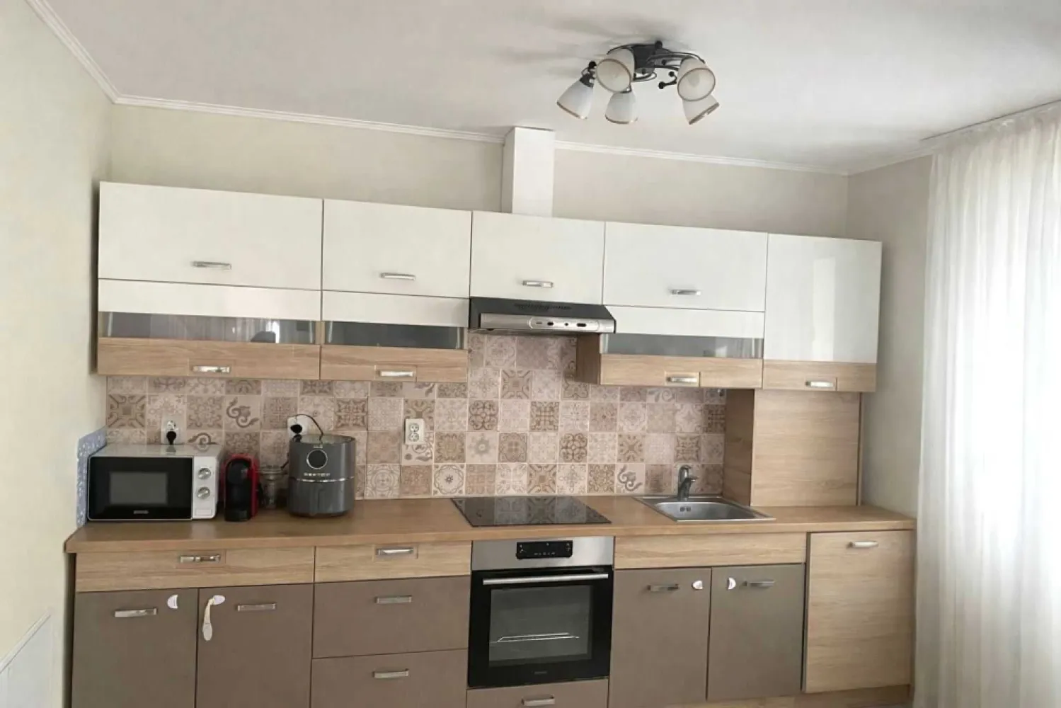 Vând casă în Satu Mare, zona Bercu Roșu - Vând casă parter, Drumul Frunzelor, situată aproape de centrul orașului. Terenul are 5 arii. Casa este alcătuită din: hol, living+bucătărie, trei dormitoare, două băi, terasă spațioasă și grătar de grădină. Casa are încălzire în pardoseală.