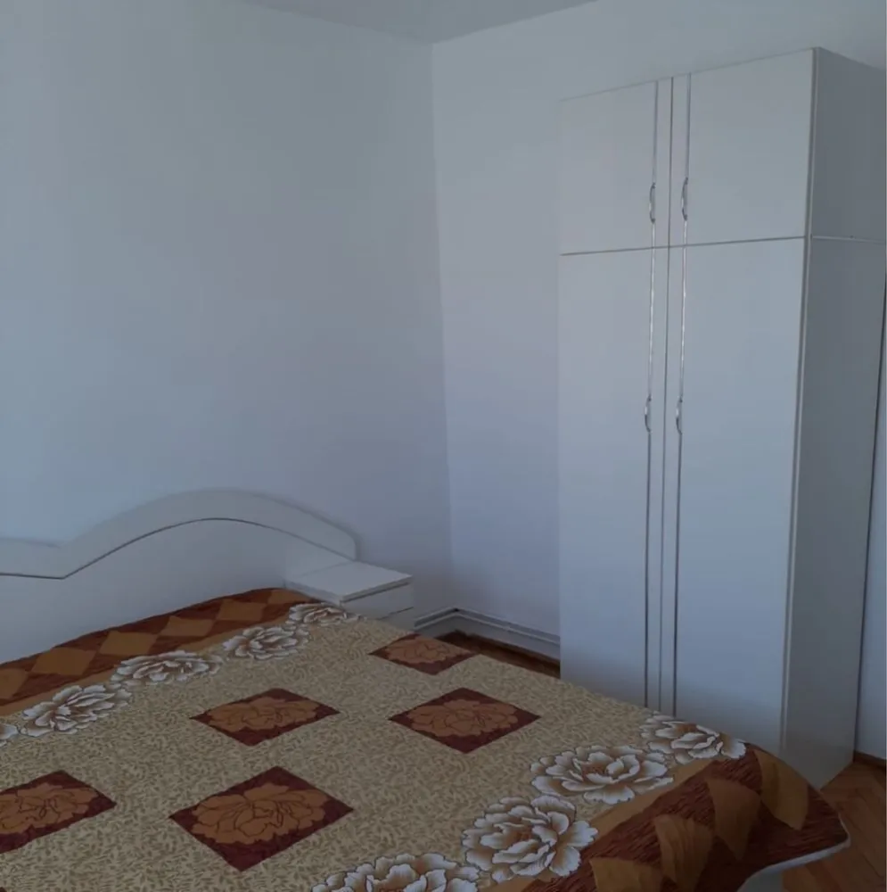 Vand apartament 2 camere - Vand apartament.

2 camere, 1 baie, 1 bucatarie, un balcon, 1 hol mare , 1 hol mic, inclusiv beci.
Toate incaperile au usi si intrari separate.
Microcentrala 
Termopan

Suparafata este de 49,37 m2.

Str. Prahova 20 Bl C/5 etj 8 / ap.34 
Bloc turn cu 10 etaje
Micro 14 vis a vis de spitalul judetean si piata Somes.