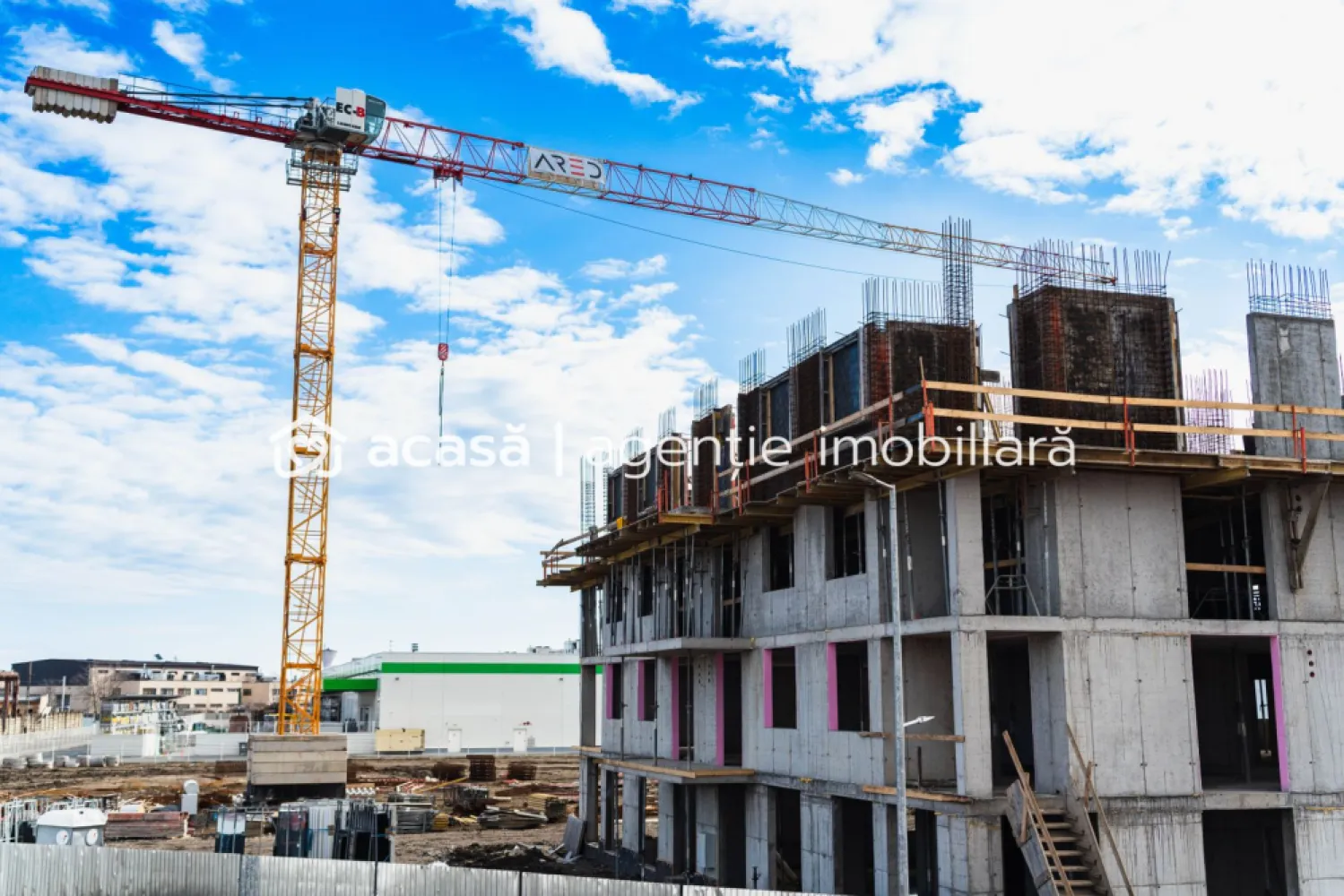 Apartament ideal pentru investiții în ARED CITY ARAD - Când investești, contează 3 lucruri: zona, calitatea construcției și eficiența costurilor. R39 din ARED City le bifează pe toate, într-una dintre cele mai căutate poziții: Calea Aurel Vlaicu, între Atrium Mall și stadion.

2 camere | 40 mp utili + balcon 6 mp
Bloc nou în construcție (R39)
Finalizare estimată: noiembrie 2026
Preț: 80.720 EUR + TVA

Avantajele care cresc cererea la închiriere:
✅ NZEB = cheltuieli mici, atractiv pentru chiriași
✅ Încălzire în pardoseală + centrală proprie = confort premium
✅ Tripan + izolație = liniște, eficiență
✅ Acces controlat, videointerfon, lift modern
✅ Parcare inclusă (și opțiune de parcare dublă cu elevator – diferențiator rar)

🌳 Despre ARED City – locație și facilități:
Complex rezidențial nou, întins pe ~20 ha, cu spații verzi generoase și zone de relaxare

⚠️ Pozele sunt cu titlu ilustrativ.

📞 Scrie-mi acum, sau sună-mă, și îți trimit disponibilitățile! Fără Agenții! Fără Comision! Achiziție direct de la dezvoltator!

Sunt Mihai Molnar, consultant ARED și am numărul de telefon: 0761 899 230 

#weareared #aredcity #ared #molnar #imobiliarearad