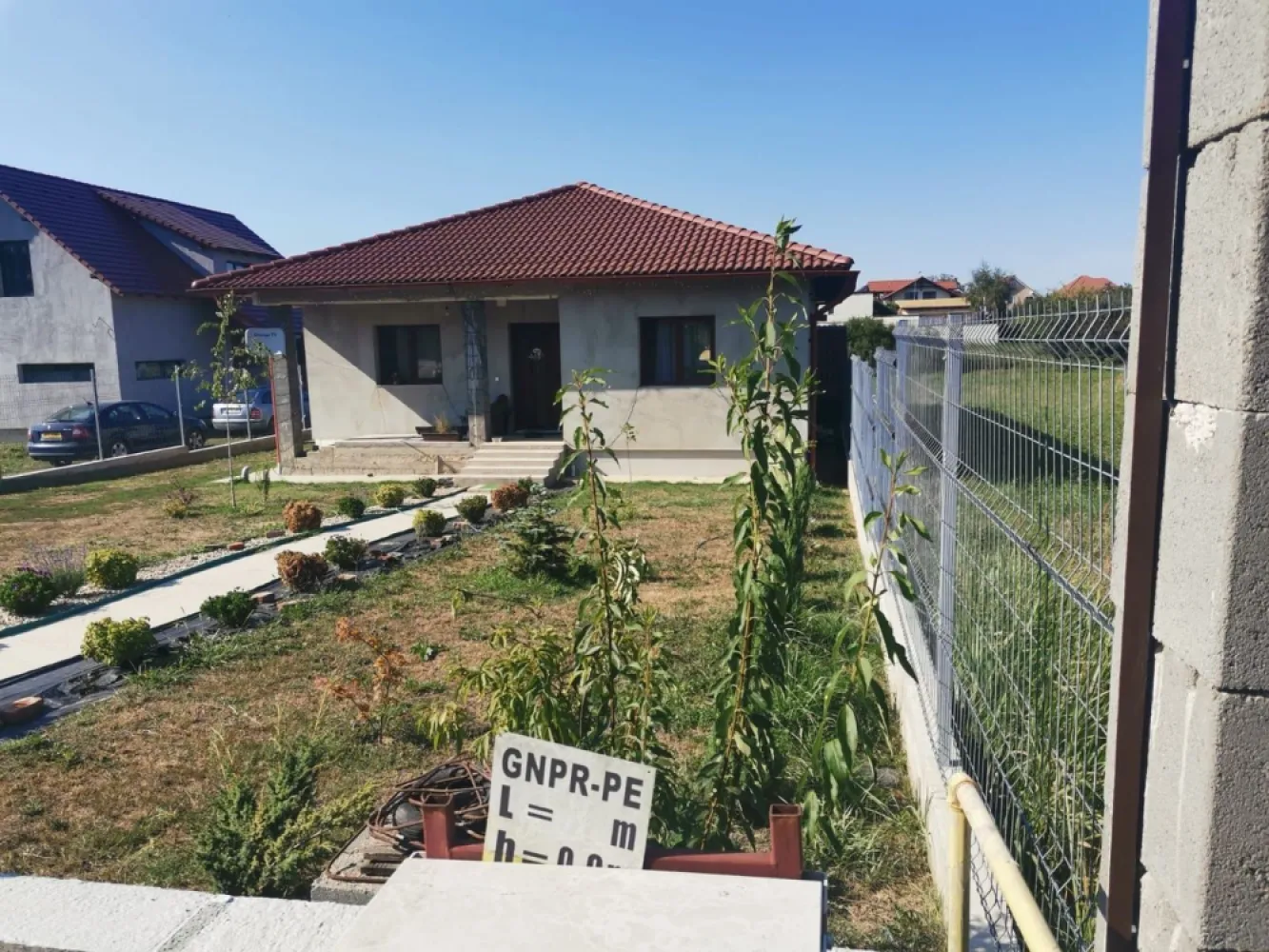 BRASADAS vinde casa 3 dormit. 120mp 13 ari 2019 Bercu Rosu. - Agenția imobiliara BRASADAS vinde casa individuala tip PARTER cu 3 dormitoare si teren aferent de 700mp in Bercu Rosu.

Casa este construita in 2019 in stil mediteranean.

Frontul stradal este de 14m. 

Pentru mai multe oferte accesați www.brasadas.com.