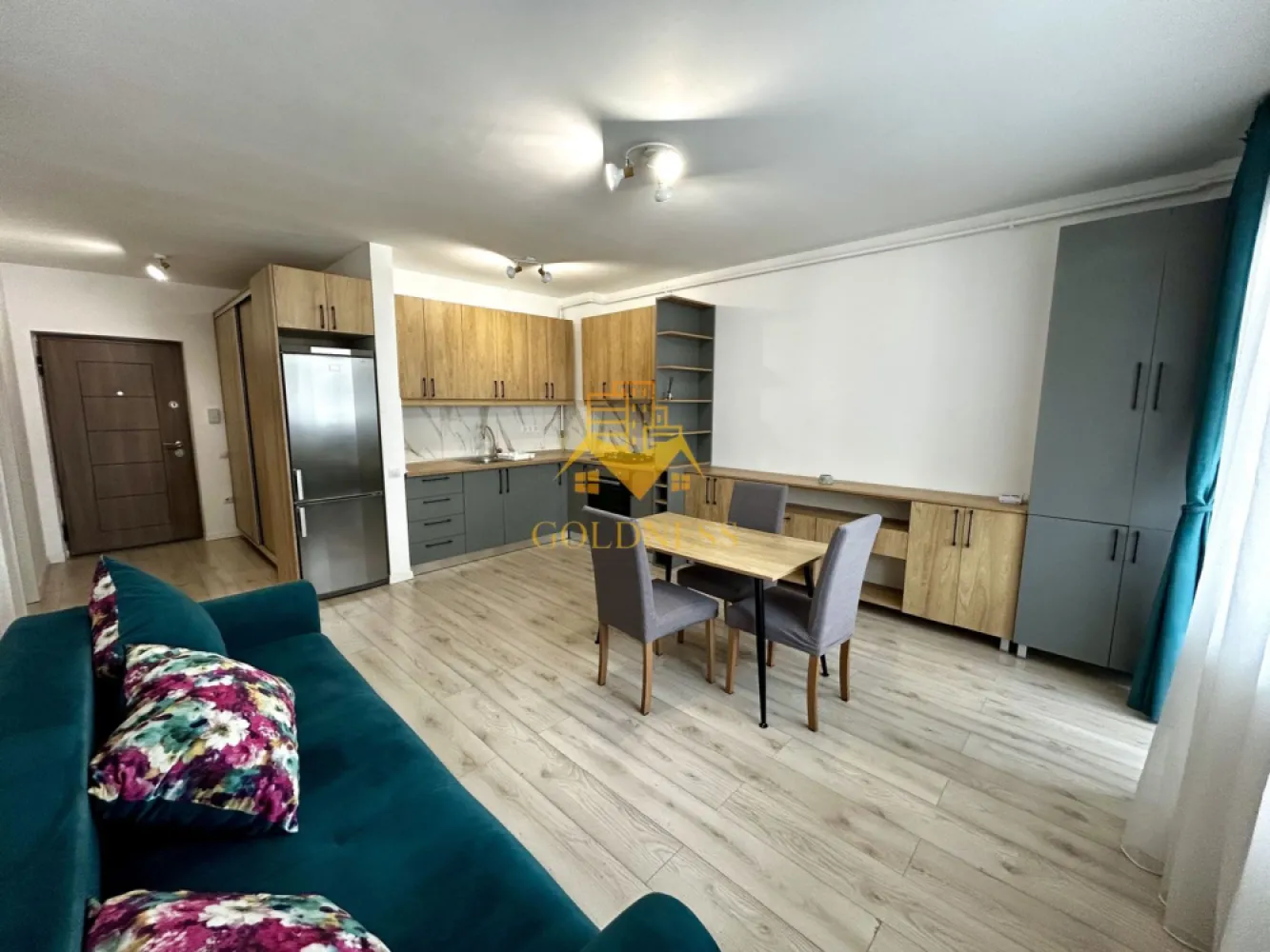 2 Camere Open Space, Parcare, Sub Cetate, Sinsay, UCG GYM, Floresti - GOLDNESS Imobiliare vă propune spre închiriere un apartament cu 2 camere complet mobilat și utilat, la etajul 3 într-un imobil de 4 etaje, în Floresti. 
Apartamentul este compartimentat astfel:
 - dormitor cu pat matrimonial, dressing, noptiere
 - living cu bucatarie open-space complet utilată, canapea extensibla, loc de servit masa 
 - baie cu vana, calorifer port prosop inox și dulap pentru depozitare.
 - balcon de 8 mp.

Imobilul este dotat cu toate cele necesare- centrală proprie, mașină de spălat haine, frigider, plită electrică, hotă, TV, etc. 
Se află în apropierea stațiilor de transport în comun, magazine, restaurante, spații verzi, farmacii, etc. 
Dispune de loc de parcare subterana!

Dacă sunteți interesați de acest apartament și doriți să îl vizionați, dar și pentru alte oferte sau detalii nu ezitați să ne contactați telefonic sau prin e-mail - goldnessimobiliare@gmail.com. Vă stăm la dispoziție!