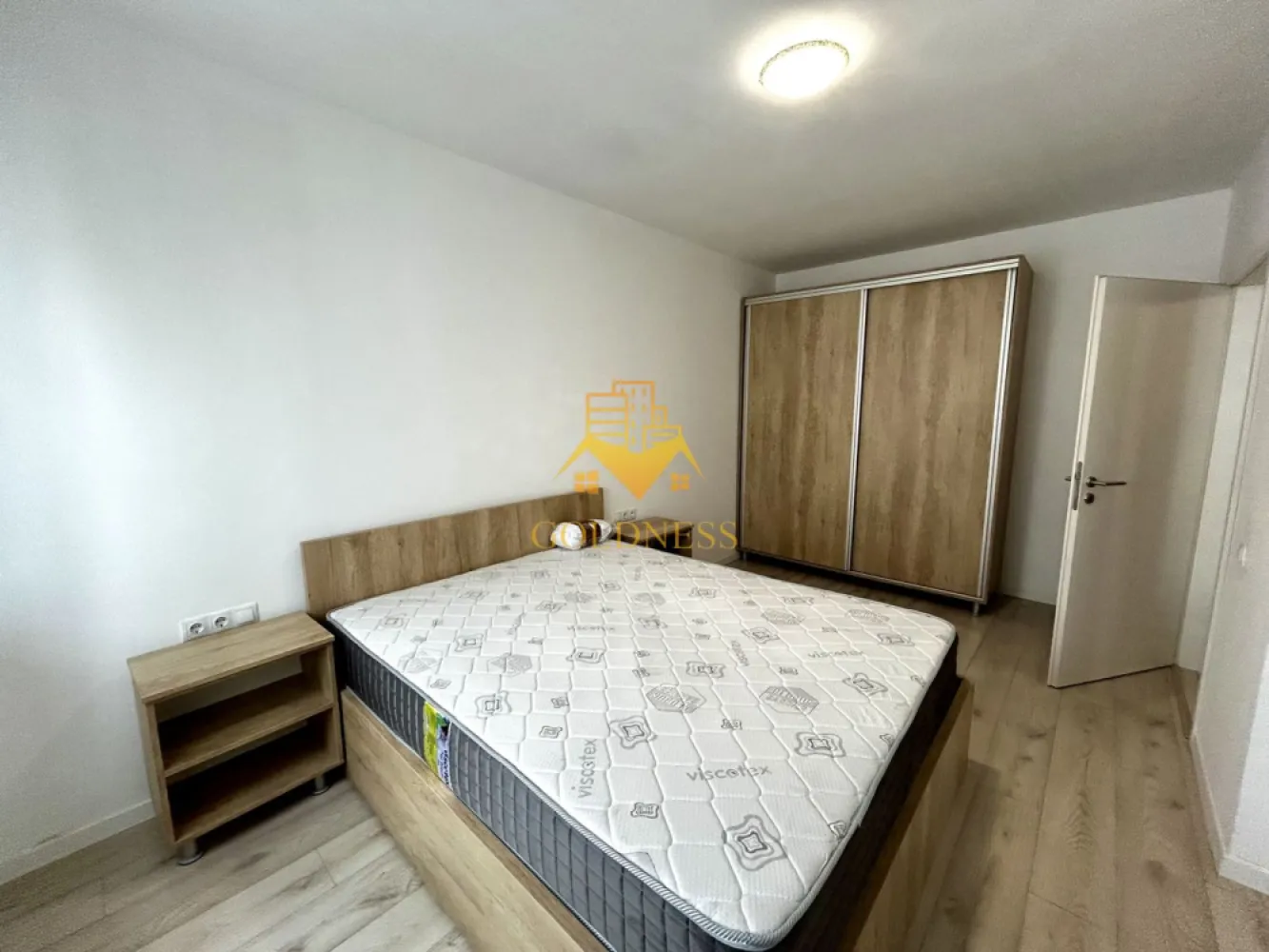 2 Camere Open Space, Parcare, Sub Cetate, Sinsay, UCG GYM, Floresti - GOLDNESS Imobiliare vă propune spre închiriere un apartament cu 2 camere complet mobilat și utilat, la etajul 3 într-un imobil de 4 etaje, în Floresti. 
Apartamentul este compartimentat astfel:
 - dormitor cu pat matrimonial, dressing, noptiere
 - living cu bucatarie open-space complet utilată, canapea extensibla, loc de servit masa 
 - baie cu vana, calorifer port prosop inox și dulap pentru depozitare.
 - balcon de 8 mp.

Imobilul este dotat cu toate cele necesare- centrală proprie, mașină de spălat haine, frigider, plită electrică, hotă, TV, etc. 
Se află în apropierea stațiilor de transport în comun, magazine, restaurante, spații verzi, farmacii, etc. 
Dispune de loc de parcare subterana!

Dacă sunteți interesați de acest apartament și doriți să îl vizionați, dar și pentru alte oferte sau detalii nu ezitați să ne contactați telefonic sau prin e-mail - goldnessimobiliare@gmail.com. Vă stăm la dispoziție!