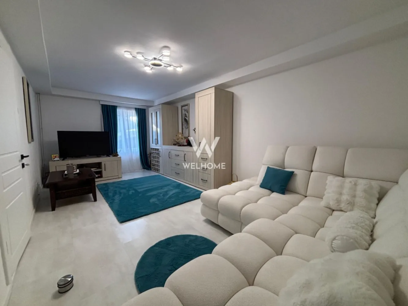 Casa INDIVIDUALA -Zona Lacul Lui Binder - Casa Moderna, complet renovata si mobilata-gata de mutare. Se ofera spre vanzare casa solida, construita in 1957 partea de parter, care a fost renovata complet si modernizata in 2024. Dupa renovare Casa beneficiaza de finisaje moderne si dotari premium. Proprietatea imbina perfect structura solida cu confortul contemporan. Pozitionata pe soare, te bucuri din plina de lumina naturala si de soare. Locuinta vine cu: 🔹 Regim de înălțime: Parter + Etaj 🔹 Suprafață utilă: 156 mp 🔹 Suprafață teren: 233 mp 🔹 Se vinde complet MOBILATA SI UTILATA. Compartimentare: La Parter: -Hol de acces cu spatiu pentru papucar cu acces in bucataria complet decomandata -Un alt hol mare unde si acolo beneficiezi de spatii de depozitere -Living spatios -Baie prevazuta cu cabina de dus La etaj: -Hol mare -3 dormitoare dintre care unul matrimonial cu dressing. -O baie smart de unde totul poate fi controlat. 🔧 Caracteristici și dotări: • Încălzire în pardoseală la parter • Calorifere la etaj • Centrală termică Bosch 24 kW • Aer condiționat cu invertor dual – căldură iarna, răcoare vara • Panou radiant în baia de la etaj • Panouri solare 5,5 kW – eficiență energetică sporită • Izolație exterioară cu polistiren de 7 cm • Ferestre termopan Rehau • Sistem de supraveghere video • Automatizare poartă acces 🏗️ Istoric construcție: • Construcție inițială: 1957 • Renovare și modernizare completă: 2024 O locuință ideală pentru o familie care își dorește confort, siguranță și costuri reduse de întreținere, fără investiții suplimentare. Alege sa locuieste in inima orasului Sibiu, intr-o casa NOUA. PRET: 295.000 EURO CONTACT: 0740029352- IOANA LARISA Pentru mai multe detalii contacteaza-ma. }}