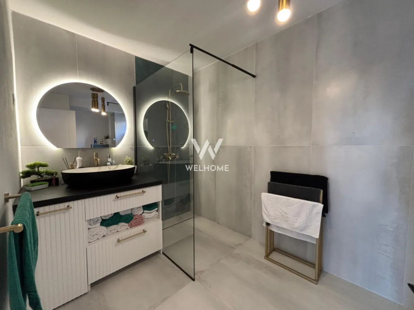 Casa INDIVIDUALA -Zona Lacul Lui Binder - Casa Moderna, complet renovata si mobilata-gata de mutare. Se ofera spre vanzare casa solida, construita in 1957 partea de parter, care a fost renovata complet si modernizata in 2024. Dupa renovare Casa beneficiaza de finisaje moderne si dotari premium. Proprietatea imbina perfect structura solida cu confortul contemporan. Pozitionata pe soare, te bucuri din plina de lumina naturala si de soare. Locuinta vine cu: 🔹 Regim de înălțime: Parter + Etaj 🔹 Suprafață utilă: 156 mp 🔹 Suprafață teren: 233 mp 🔹 Se vinde complet MOBILATA SI UTILATA. Compartimentare: La Parter: -Hol de acces cu spatiu pentru papucar cu acces in bucataria complet decomandata -Un alt hol mare unde si acolo beneficiezi de spatii de depozitere -Living spatios -Baie prevazuta cu cabina de dus La etaj: -Hol mare -3 dormitoare dintre care unul matrimonial cu dressing. -O baie smart de unde totul poate fi controlat. 🔧 Caracteristici și dotări: • Încălzire în pardoseală la parter • Calorifere la etaj • Centrală termică Bosch 24 kW • Aer condiționat cu invertor dual – căldură iarna, răcoare vara • Panou radiant în baia de la etaj • Panouri solare 5,5 kW – eficiență energetică sporită • Izolație exterioară cu polistiren de 7 cm • Ferestre termopan Rehau • Sistem de supraveghere video • Automatizare poartă acces 🏗️ Istoric construcție: • Construcție inițială: 1957 • Renovare și modernizare completă: 2024 O locuință ideală pentru o familie care își dorește confort, siguranță și costuri reduse de întreținere, fără investiții suplimentare. Alege sa locuieste in inima orasului Sibiu, intr-o casa NOUA. PRET: 295.000 EURO CONTACT: 0740029352- IOANA LARISA Pentru mai multe detalii contacteaza-ma. }}