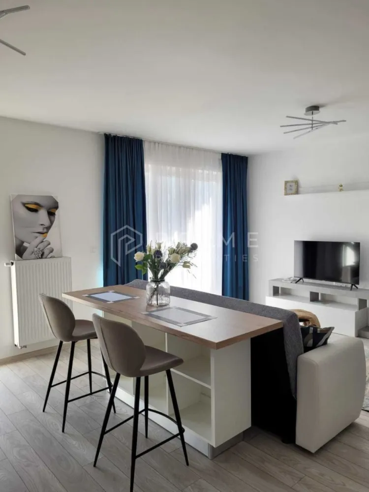 Apartament cu 2 camere de închiriat, cu parcare și boxă – Maurer - Vă propunem spre închiriere un apartament modern cu 2 camere, situat în ansamblul rezidențial Maurer Residence, una dintre cele mai apreciate și sigure zone noi din Târgu Mureș. Proprietatea se distinge prin luminozitate, curățenie impecabilă și o atmosferă primitoare, fiind ideală pentru o persoană sau un cuplu care apreciază un stil de viață ordonat și confortabil.

Compartimentare eficientă și dotări:
Locuința este complet mobilată și utilată, fiind structurată astfel:
Living spațios, luminos și optim mobilat
Dormitor confortabil, amenajat pentru odihnă
Bucătărie complet utilată cu electrocasnice: plită, cuptor, frigider, hotă
Balcon, ideal pentru relaxare

Facilități incluse și avantaje tehnice:

Confort termic: Centrală termică proprie și izolație de înaltă eficiență.
Dotări complete: Mașină de spălat rufe, televizor și spații generoase pentru depozitare.
Anexe incluse în preț: Apartamentul dispune de boxă proprie pentru depozitare suplimentară și de un loc de parcare suprateran rezervat.
Localizare:
Complexul Maurer Residence oferă un standard ridicat de locuire, spații verzi amenajate și acces facil către centre comerciale, stații de transport în comun și principalele puncte de interes ale orașului.

Condiții de închiriere:
Preț chirie: 400 Euro / lună.
Garanție: Echivalentul unei luni de chirie.
Comision: 50% din prima chirie

Promisiunea Prime Properties:
Vă oferim siguranță, transparență și servicii impecabile pe tot parcursul drumului către casa ideală. Dacă această proprietate nu corespunde nevoilor dumneavoastră, lăsați-ne să găsim alternativa potrivită stilului dumneavoastră de viață.

Pentru informații suplimentare și programarea unei vizionări, vă rugăm să ne contactați.