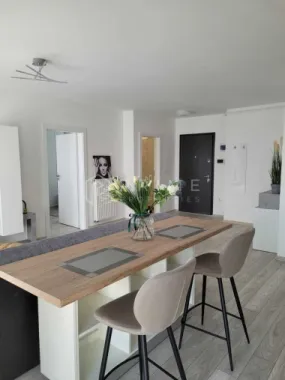 Apartament cu 2 camere de închiriat, cu parcare și boxă – Maurer