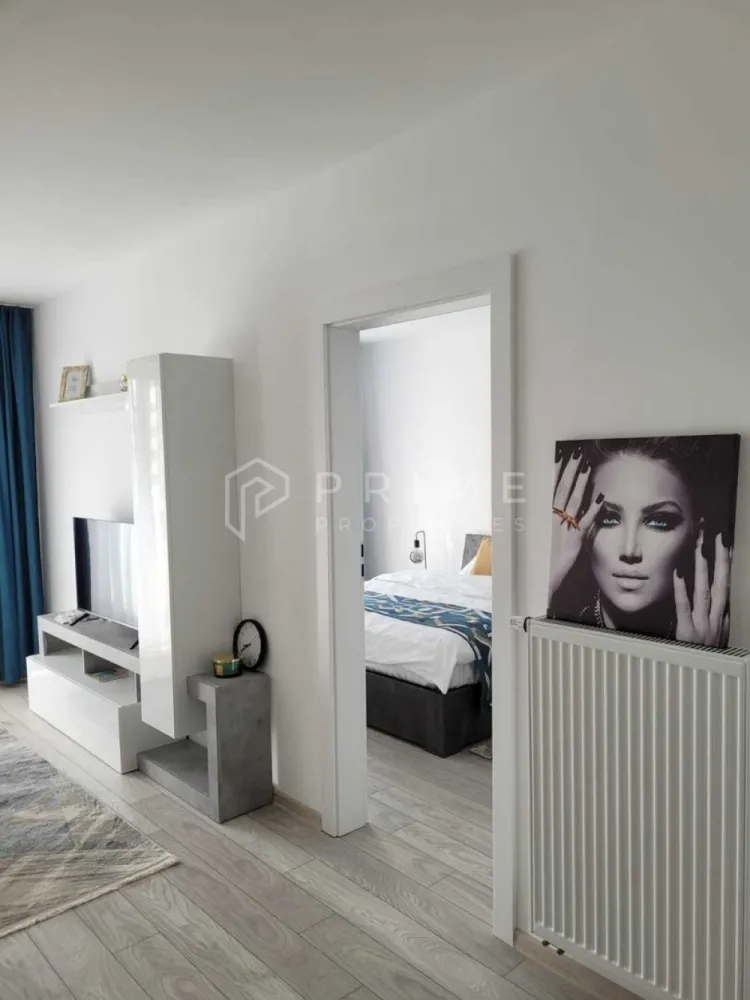 Apartament cu 2 camere de închiriat, cu parcare și boxă – Maurer - Vă propunem spre închiriere un apartament modern cu 2 camere, situat în ansamblul rezidențial Maurer Residence, una dintre cele mai apreciate și sigure zone noi din Târgu Mureș. Proprietatea se distinge prin luminozitate, curățenie impecabilă și o atmosferă primitoare, fiind ideală pentru o persoană sau un cuplu care apreciază un stil de viață ordonat și confortabil.

Compartimentare eficientă și dotări:
Locuința este complet mobilată și utilată, fiind structurată astfel:
Living spațios, luminos și optim mobilat
Dormitor confortabil, amenajat pentru odihnă
Bucătărie complet utilată cu electrocasnice: plită, cuptor, frigider, hotă
Balcon, ideal pentru relaxare

Facilități incluse și avantaje tehnice:

Confort termic: Centrală termică proprie și izolație de înaltă eficiență.
Dotări complete: Mașină de spălat rufe, televizor și spații generoase pentru depozitare.
Anexe incluse în preț: Apartamentul dispune de boxă proprie pentru depozitare suplimentară și de un loc de parcare suprateran rezervat.
Localizare:
Complexul Maurer Residence oferă un standard ridicat de locuire, spații verzi amenajate și acces facil către centre comerciale, stații de transport în comun și principalele puncte de interes ale orașului.

Condiții de închiriere:
Preț chirie: 400 Euro / lună.
Garanție: Echivalentul unei luni de chirie.
Comision: 50% din prima chirie

Promisiunea Prime Properties:
Vă oferim siguranță, transparență și servicii impecabile pe tot parcursul drumului către casa ideală. Dacă această proprietate nu corespunde nevoilor dumneavoastră, lăsați-ne să găsim alternativa potrivită stilului dumneavoastră de viață.

Pentru informații suplimentare și programarea unei vizionări, vă rugăm să ne contactați.