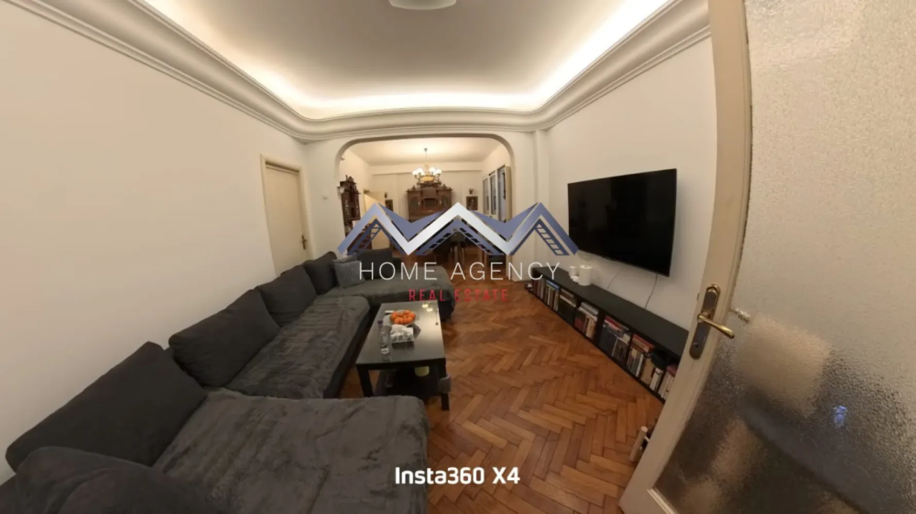 Apartament 3 camere – Ultracentral, Str. Vasile Lascăr - Se oferă spre vânzare un apartament de 3 camere, situat ultracentral, pe strada Vasile Lascăr, la doar 5 minute de Piața Universității și 2 minute de Înalta Curte de Casație și Justiție, într-un imobil cu arhitectură interbelică, construit in 1936, într-o zonă cochetă, elegantă și foarte bine poziționată a Bucureștiului.

Apartamentul se află la etajul 5 din 8 intr-un imobil cu lift și beneficiază de o compartimentare practică, cu camere generoase și luminoase. Are o suprafata totală de 111 mp, suprafață utilă de 93,47 mp și este compus din: cameră (14,92 mp), cameră (14,28 mp), sufragerie dublă (34,40 mp), baie (3,62 mp), wc serviciu (0.99 mp), bucătărie (6,11 mp), debara (2,22 mp), cameră serviciu (3,57 mp), boxă subsol (3.32 mp), un balcon ȋnchis cu aluminiu si sticlă cu vedere la strada principală (9,24 mp), 2 balcoane ȋnchise cu aluminiu si sticla (2,72 mp si 5,75 mp) cu vedere la Colegiul National Spiru Haret și Biserica Oțetari. Apartamentul are ieșire și la scara de serviciu ce permite acces la boxa din subsolul blocului și ȋn curtea interioară a blocului cu liftul de serviciu sau pe scări. 

Apartamentul este bine intretinut, bine izolat termic, dispune de centrala proprie pe gaz (Buderus - in garantie) si instalatie cu tevi de cupru, dotat cu instalatie de aer conditionat (Daikin - in garantie).

Locuința păstrează farmecul clasic, cu parchet din lemn masiv, tavane înalte și o compartimentare eficientă, fiind ideală atât pentru locuit, cât și pentru investiție (închiriere sau birou).

Programează-te acum pentru o vizionare!

Dacă aveți o proprietate de vânzare/închiriere sau sunteți interesați de o proprietate aflată în portofoliul agenției noastre, vă rugăm să ne contactați la numărul de telefon din anunț sau pe adresa de email contact@homeagency.ro.