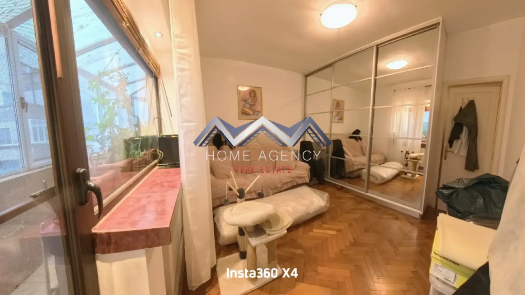 Apartament 3 camere – Ultracentral, Str. Vasile Lascăr - Se oferă spre vânzare un apartament de 3 camere, situat ultracentral, pe strada Vasile Lascăr, la doar 5 minute de Piața Universității și 2 minute de Înalta Curte de Casație și Justiție, într-un imobil cu arhitectură interbelică, construit in 1936, într-o zonă cochetă, elegantă și foarte bine poziționată a Bucureștiului.

Apartamentul se află la etajul 5 din 8 intr-un imobil cu lift și beneficiază de o compartimentare practică, cu camere generoase și luminoase. Are o suprafata totală de 111 mp, suprafață utilă de 93,47 mp și este compus din: cameră (14,92 mp), cameră (14,28 mp), sufragerie dublă (34,40 mp), baie (3,62 mp), wc serviciu (0.99 mp), bucătărie (6,11 mp), debara (2,22 mp), cameră serviciu (3,57 mp), boxă subsol (3.32 mp), un balcon ȋnchis cu aluminiu si sticlă cu vedere la strada principală (9,24 mp), 2 balcoane ȋnchise cu aluminiu si sticla (2,72 mp si 5,75 mp) cu vedere la Colegiul National Spiru Haret și Biserica Oțetari. Apartamentul are ieșire și la scara de serviciu ce permite acces la boxa din subsolul blocului și ȋn curtea interioară a blocului cu liftul de serviciu sau pe scări. 

Apartamentul este bine intretinut, bine izolat termic, dispune de centrala proprie pe gaz (Buderus - in garantie) si instalatie cu tevi de cupru, dotat cu instalatie de aer conditionat (Daikin - in garantie).

Locuința păstrează farmecul clasic, cu parchet din lemn masiv, tavane înalte și o compartimentare eficientă, fiind ideală atât pentru locuit, cât și pentru investiție (închiriere sau birou).

Programează-te acum pentru o vizionare!

Dacă aveți o proprietate de vânzare/închiriere sau sunteți interesați de o proprietate aflată în portofoliul agenției noastre, vă rugăm să ne contactați la numărul de telefon din anunț sau pe adresa de email contact@homeagency.ro.